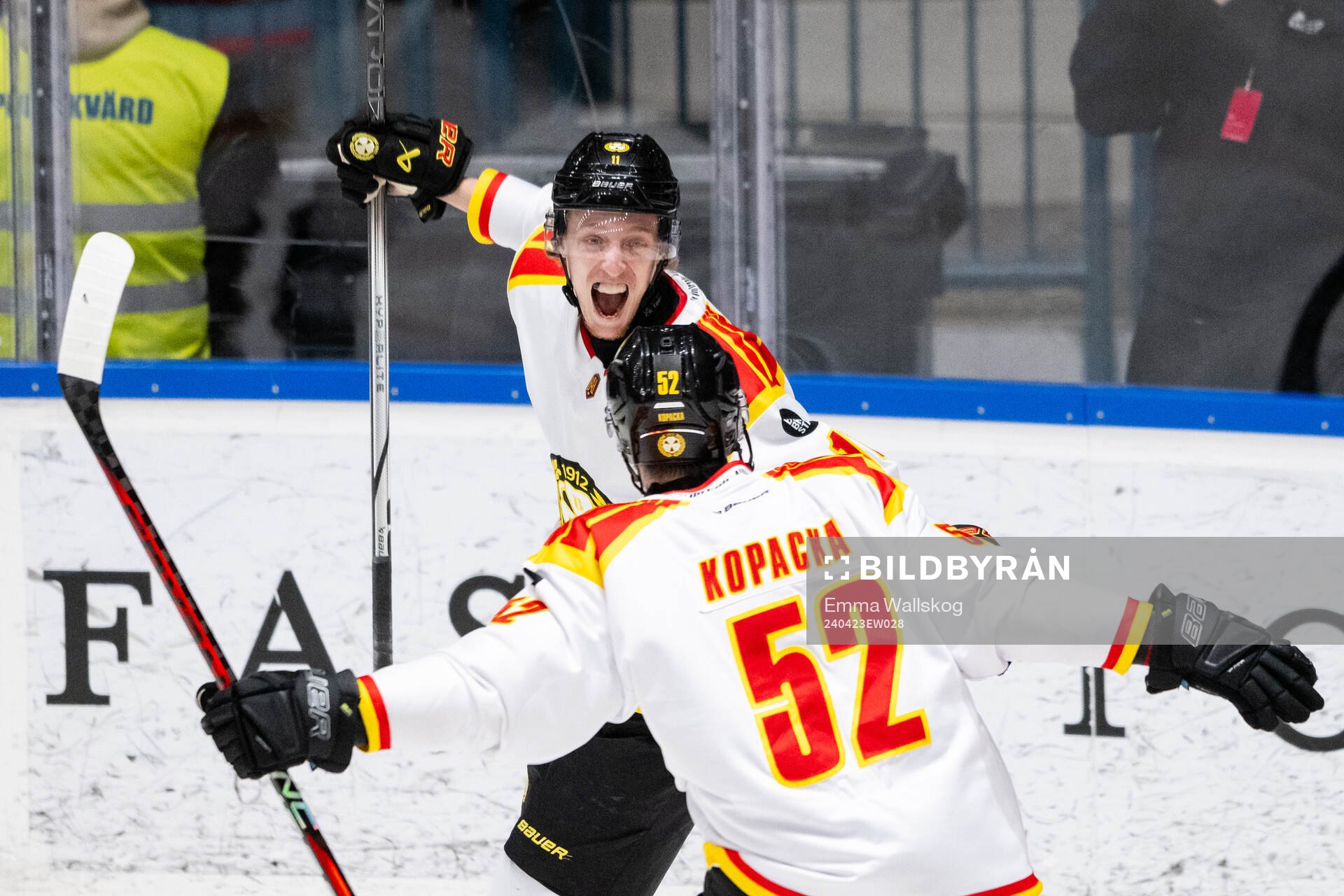 Brynäs Jack Kopacka och Oliver Tärnström jublar