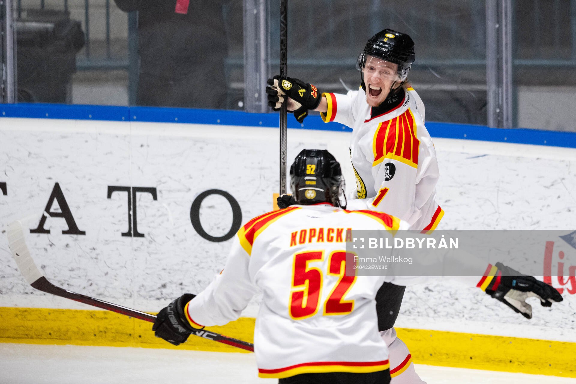 Brynäs Jack Kopacka och Oliver Tärnström jublar
