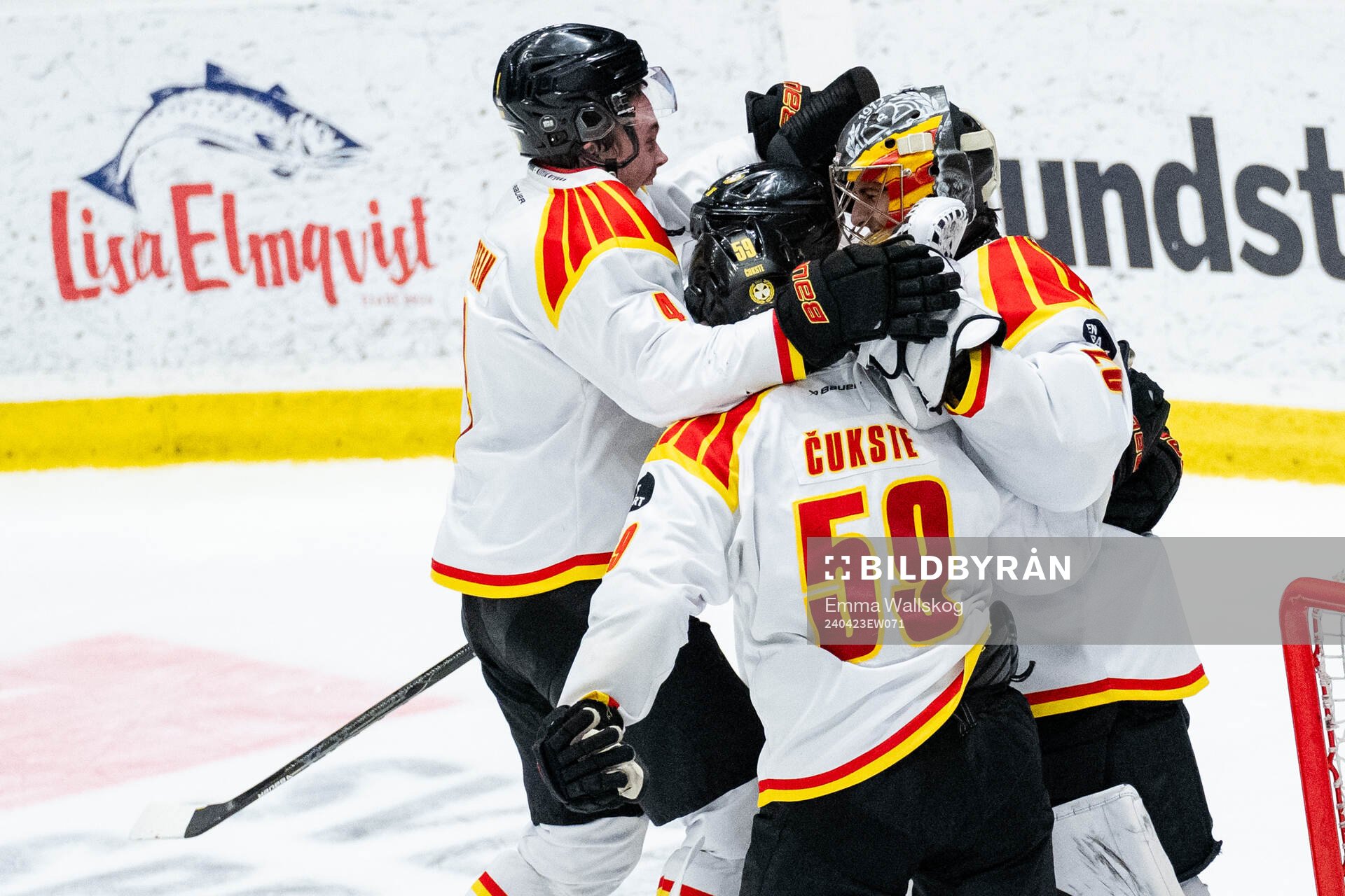 Brynäs spelare jublar med målvakt Damian Clara