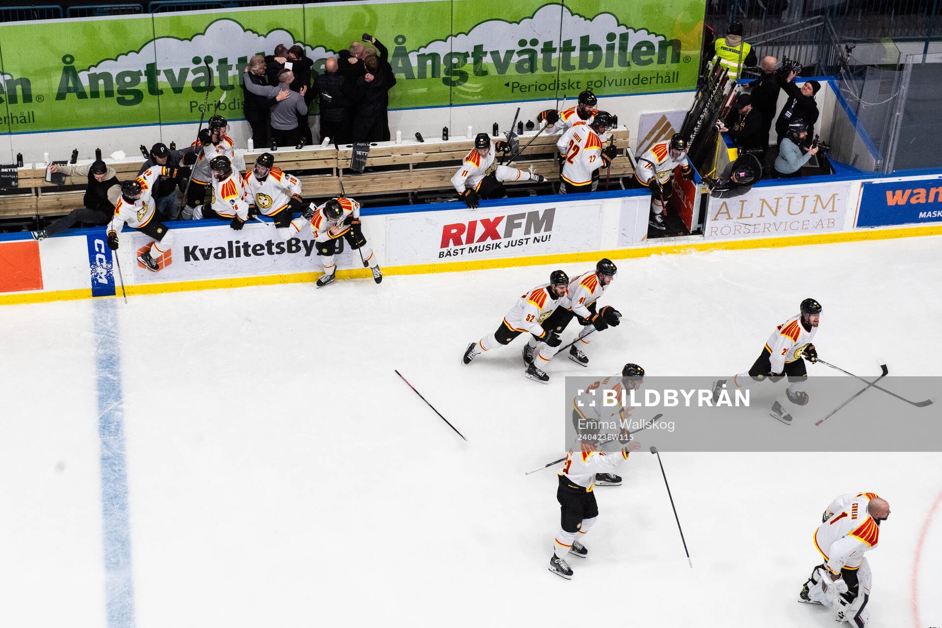 Brynäs spelare och ledare jublar