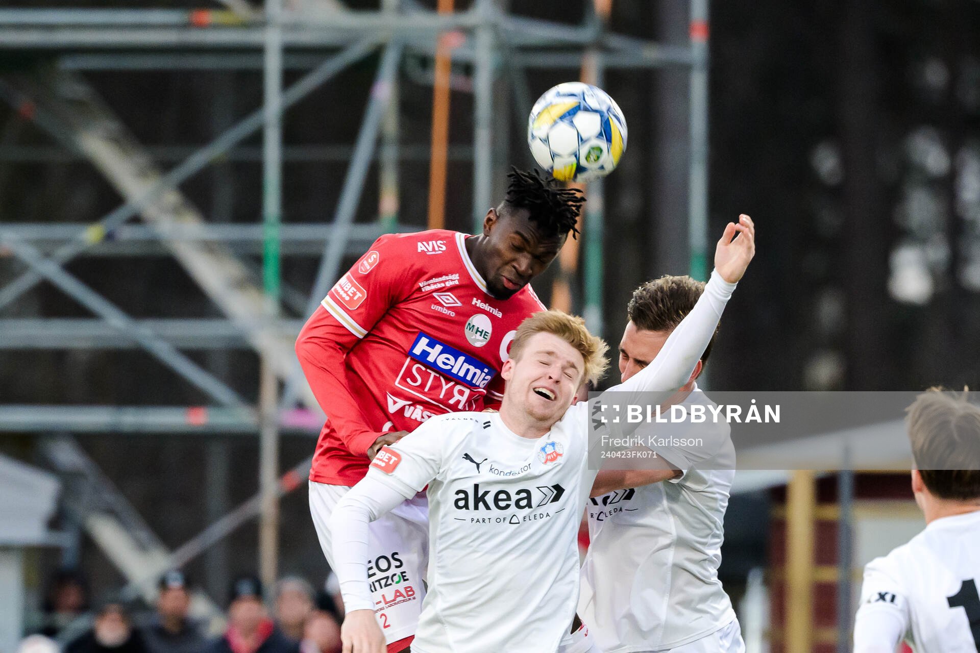 Degerfors Mamadouba Diaby i kamp med Helsingborgs William Westerlund och Wilhelm Nilsson under fotbollsmatchen i Superettan mellan Degerfors och Helsingborg den 23 april 2024 i Degerfors.