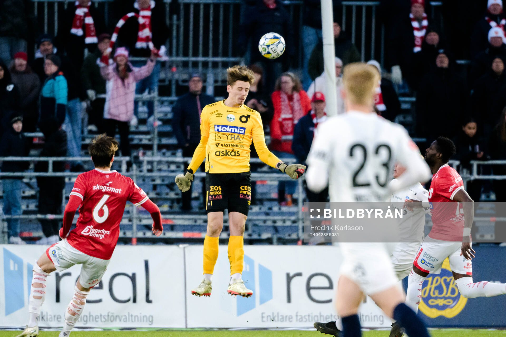 Degerfors målvakt Wille Jakobsson under fotbollsmatchen i Superettan mellan Degerfors och Helsingborg den 23 april 2024 i Degerfors.