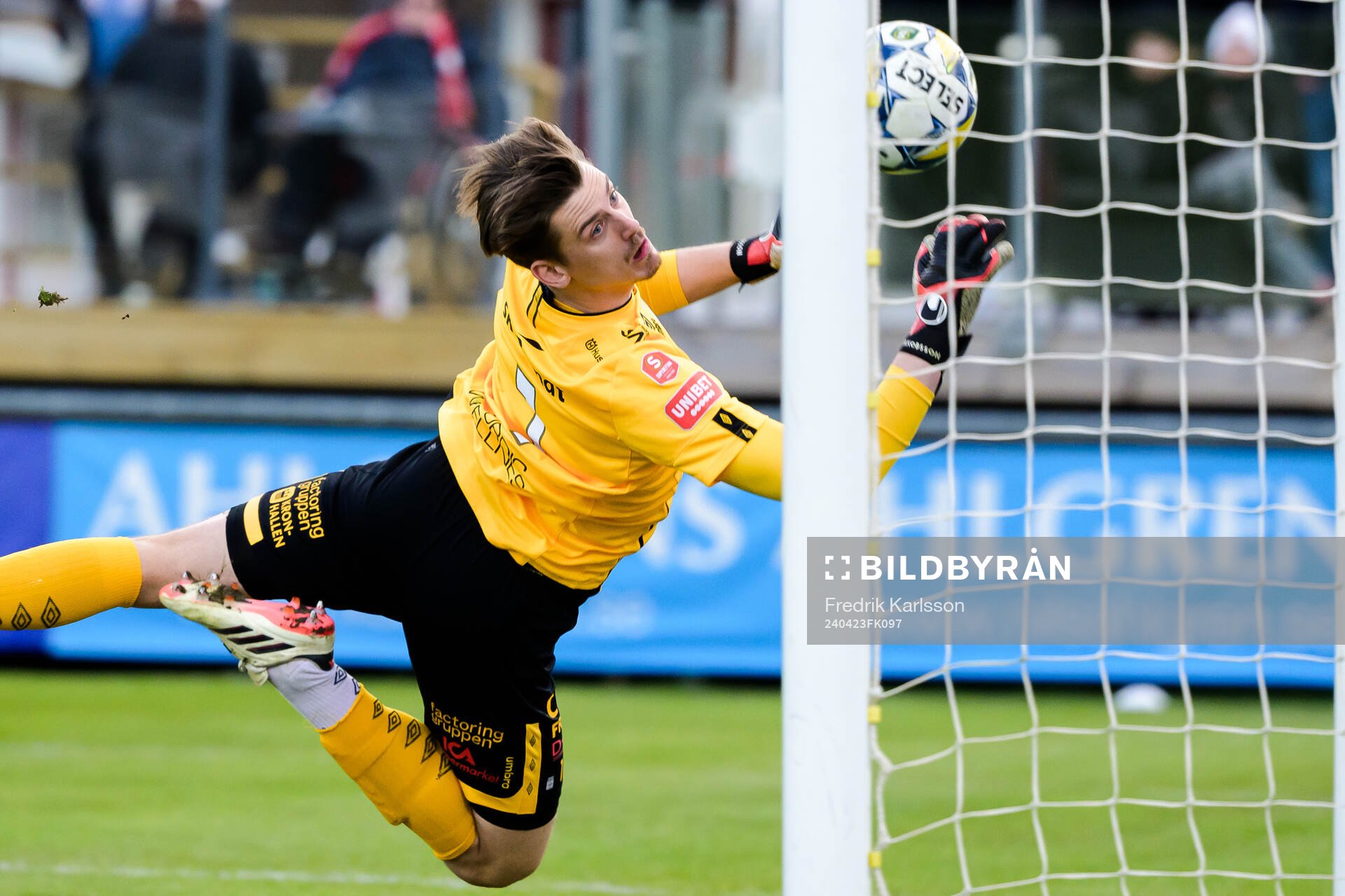 Degerfors målvakt Wille Jakobsson ser på när en boll