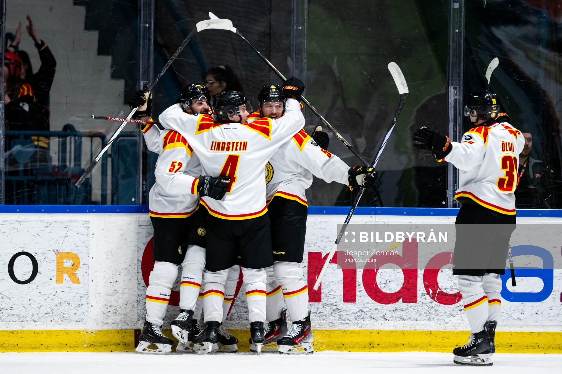Brynäs Oliver Tärnström jublar med lagkamrater