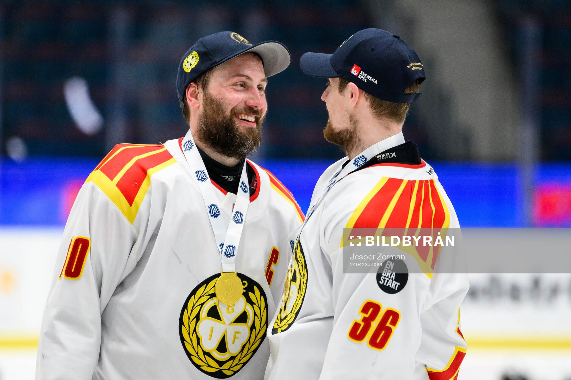 Brynäs Johan Larsson och Linus Ölund jublar