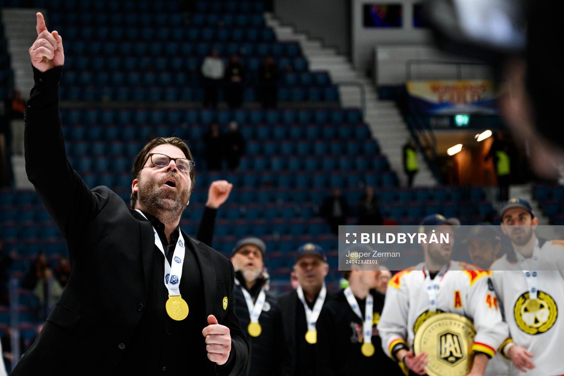 Brynäs assisterande tränare Ove Molin jublar