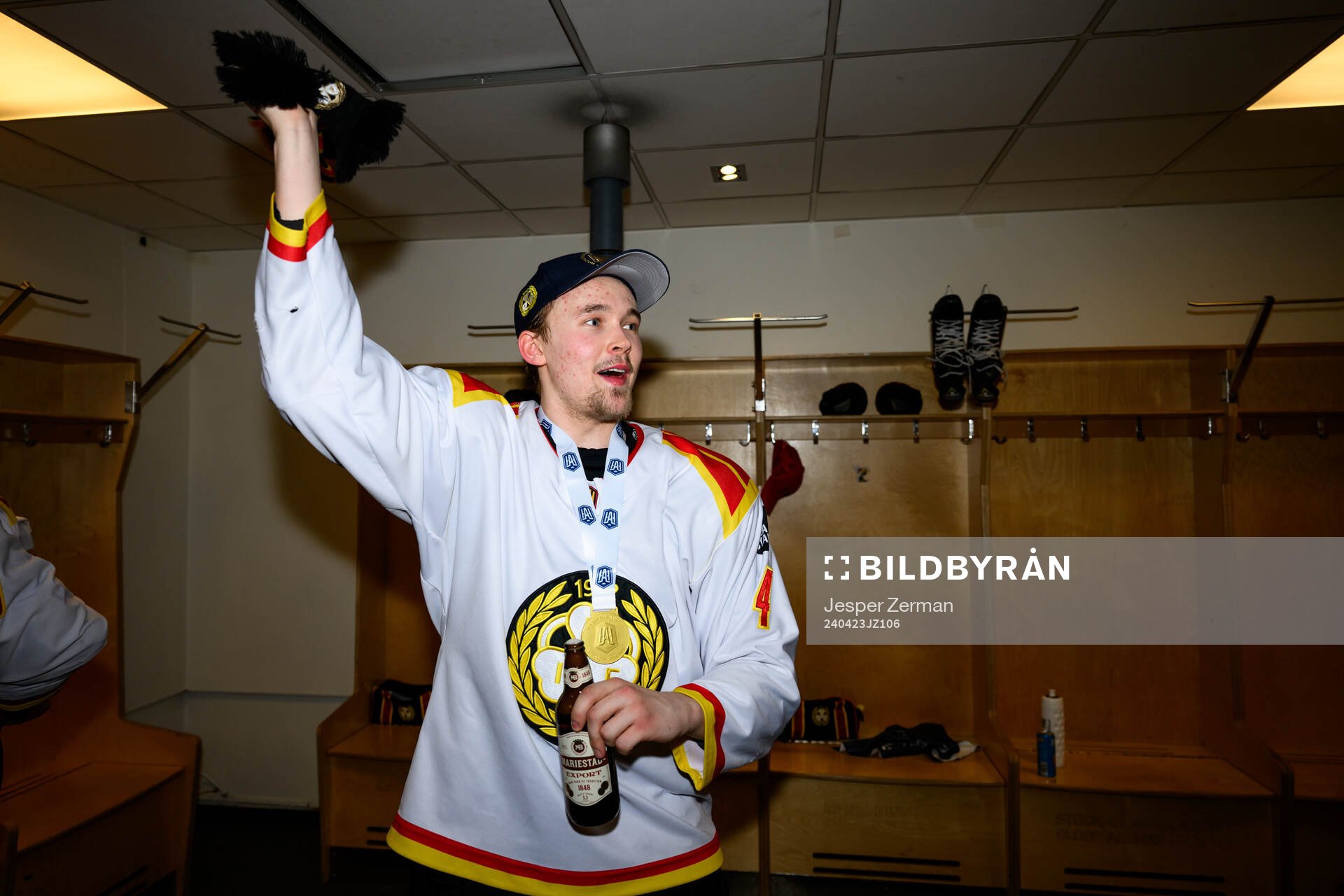 Brynäs Theo Lindstein  jublar i omklädningsrummet