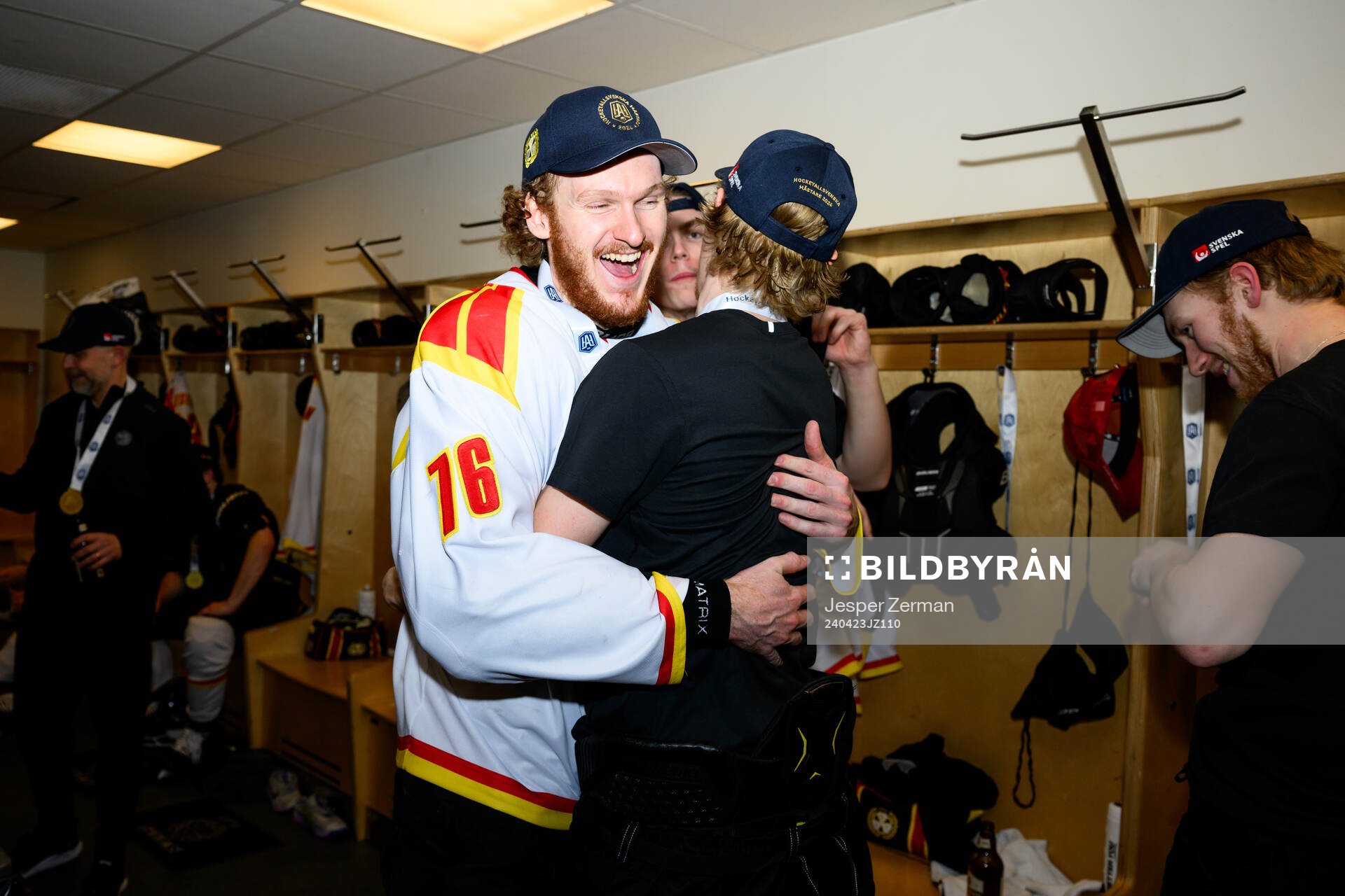 Brynäs Oskar Kvist  jublar i omklädningsrummet