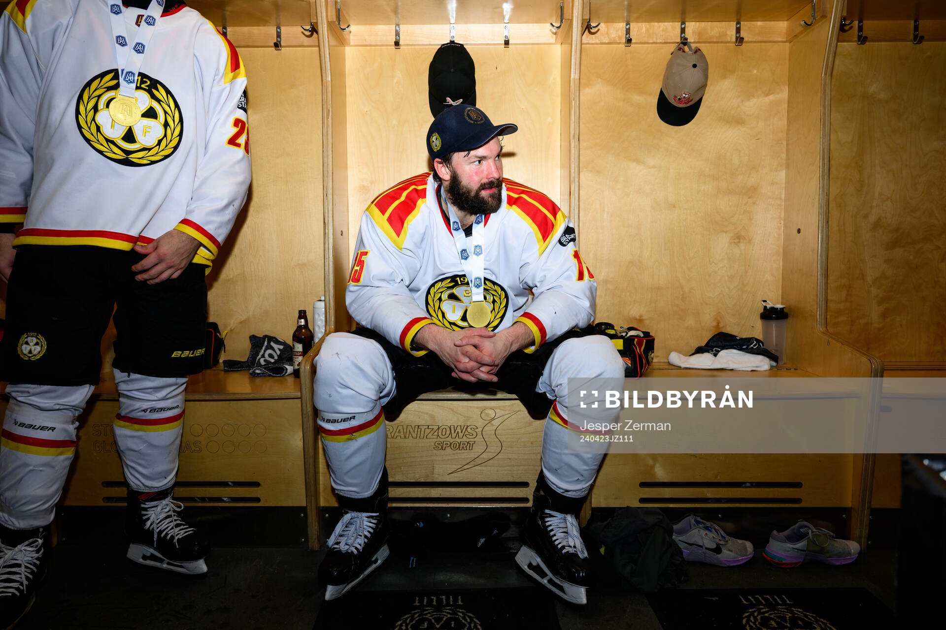 Brynäs Simon Bertilsson  jublar i omklädningsrummet