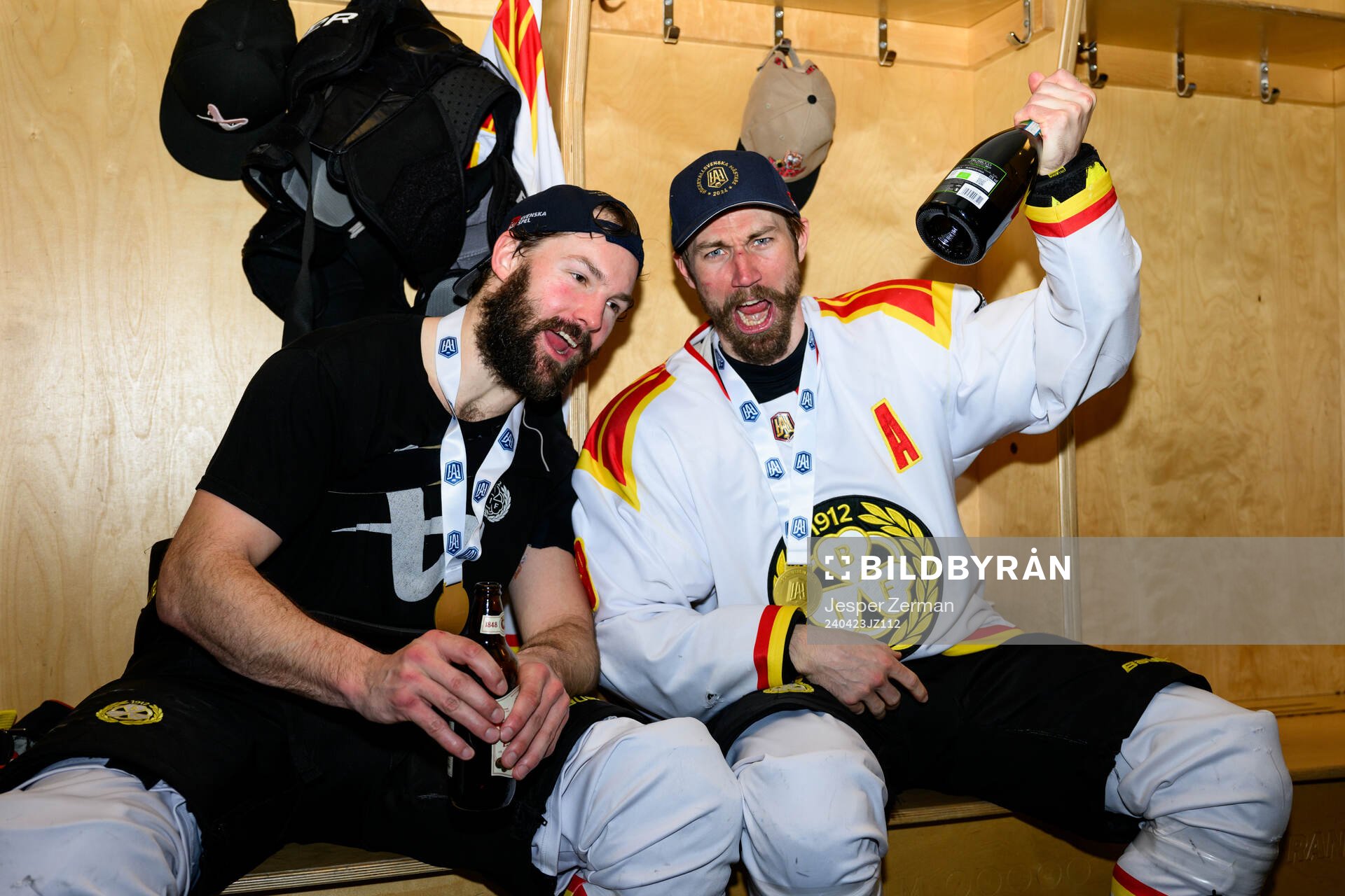 Brynäs Simon Bertilsson och Anton Rödin  jublar i