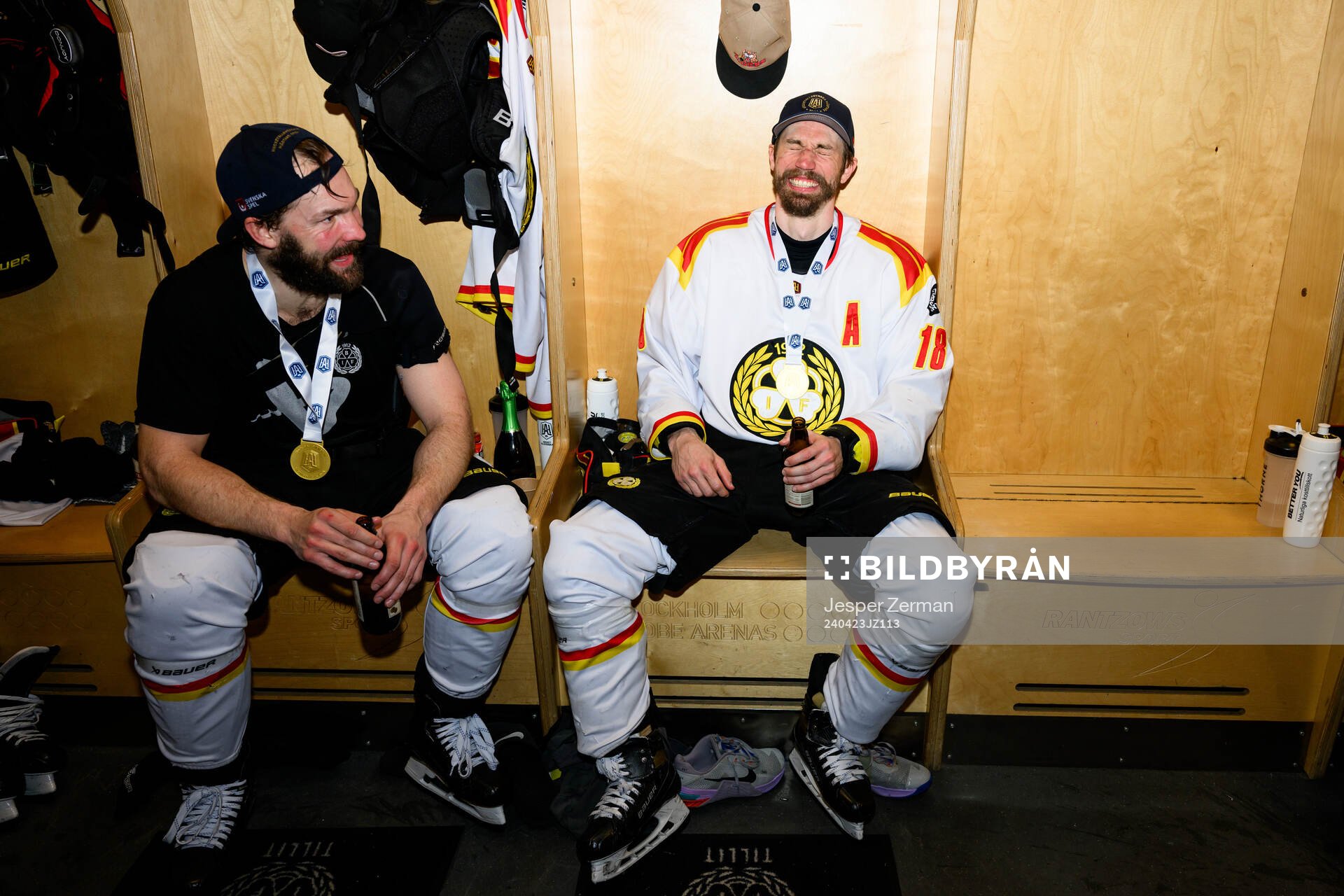 Brynäs Simon Bertilsson och Anton Rödin  jublar i