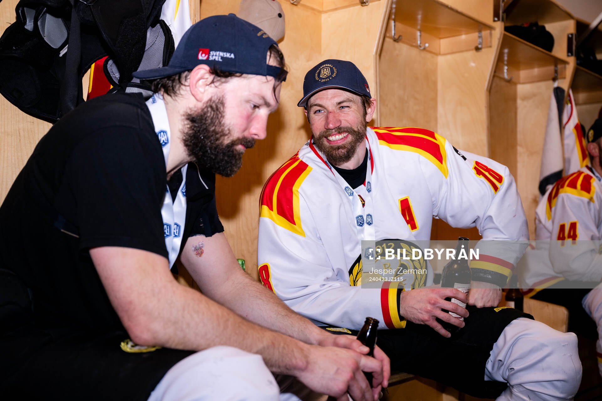 Brynäs Simon Bertilsson och Anton Rödin  jublar i