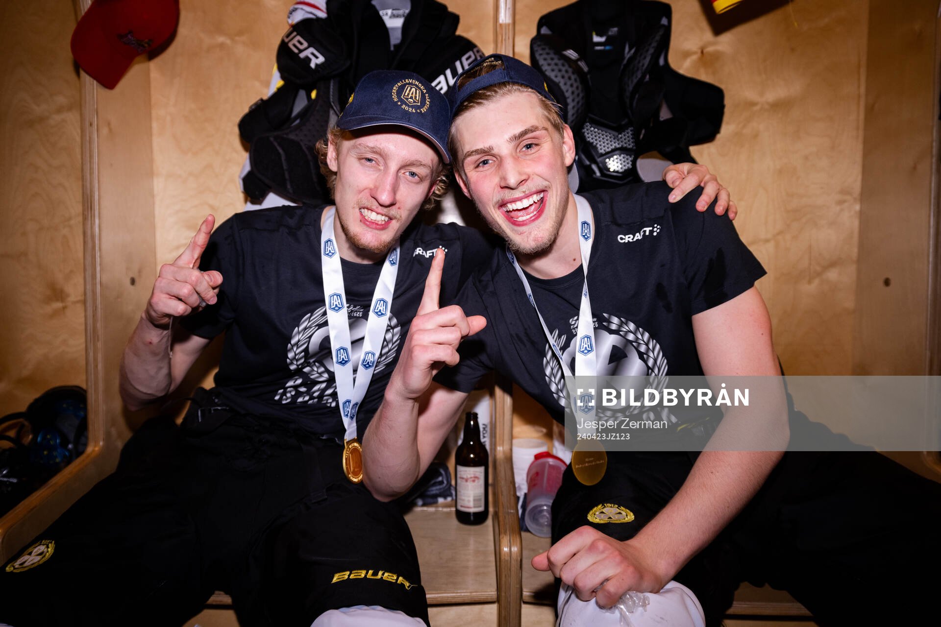 Brynäs Oliver Tärnström jublar i omklädningsrummet