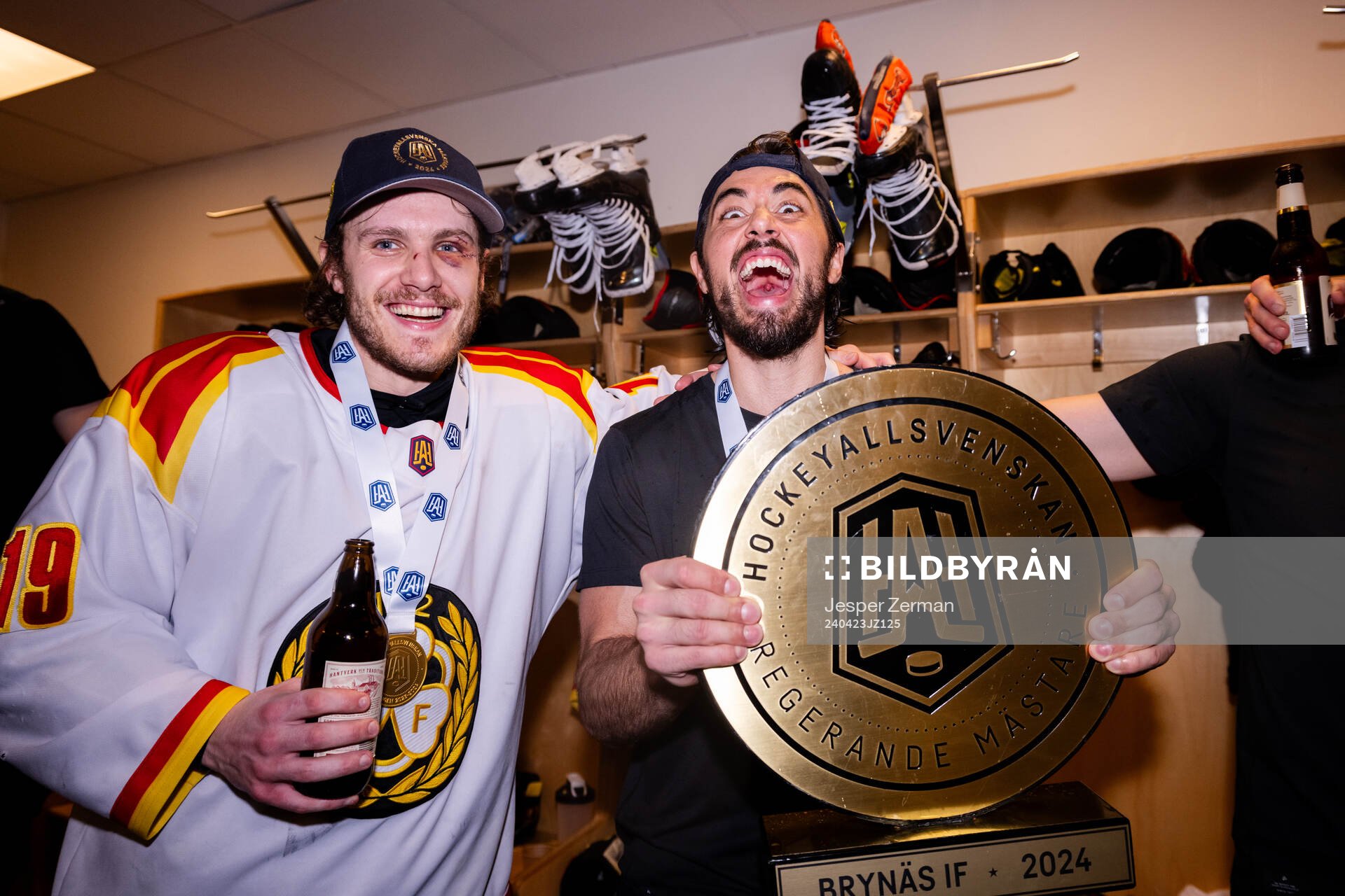 Brynäs Tyler Kelleher och Tyler Vesel jublar i