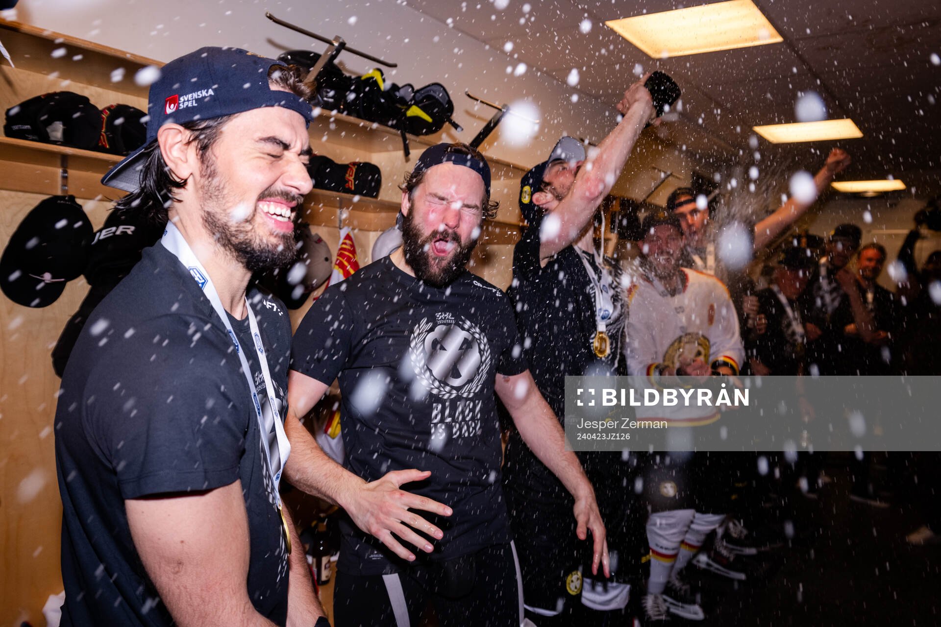 Brynäs Tyler Vesel och Simon Bertilsson jublar i