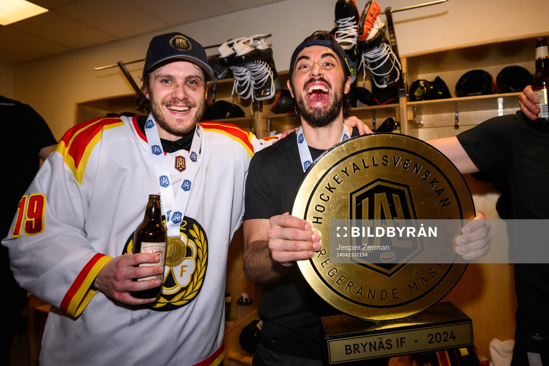 Brynäs Tyler Kelleher och Tyler Vesel jublar