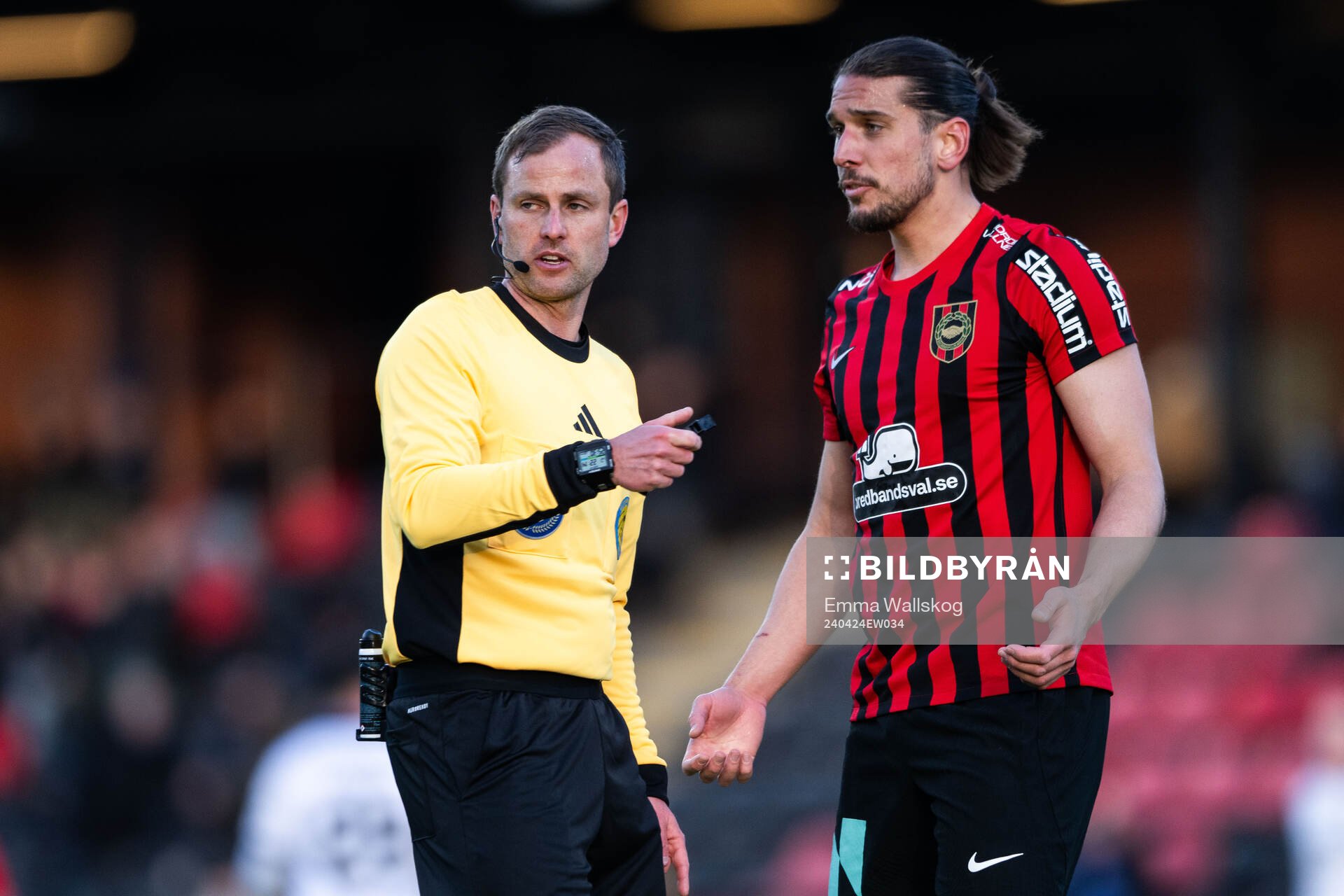 Domare Richard Sundell och Brommapojkarnas Nikola Vasic i