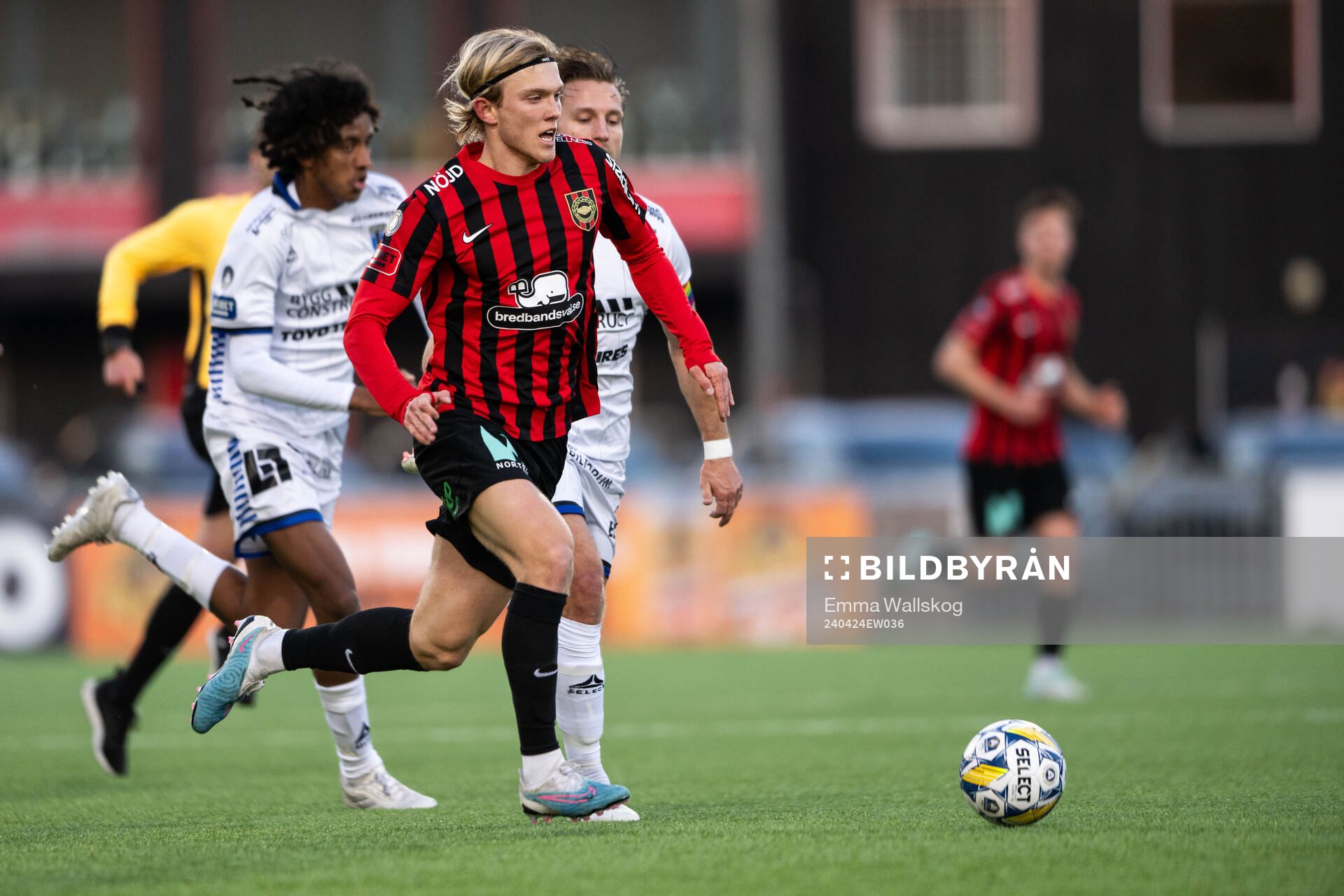 Sirius Malcolm Jeng och Brommapojkarnas Alexander Jensen under fotbollsmatchen i Allsvenskan mellan Brommapojkarna och Sirius den 24 april 2024 i Stockholm. 