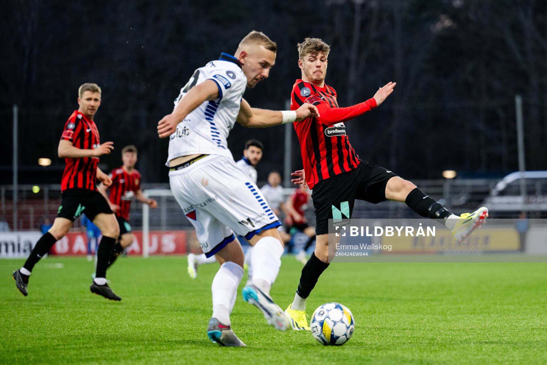 Sirius Jakob Voelkerling Persson och Brommapojkarnas Frederik Christensen under fotbollsmatchen i Allsvenskan mellan Brommapojkarna och Sirius den 24 april 2024 i Stockholm.