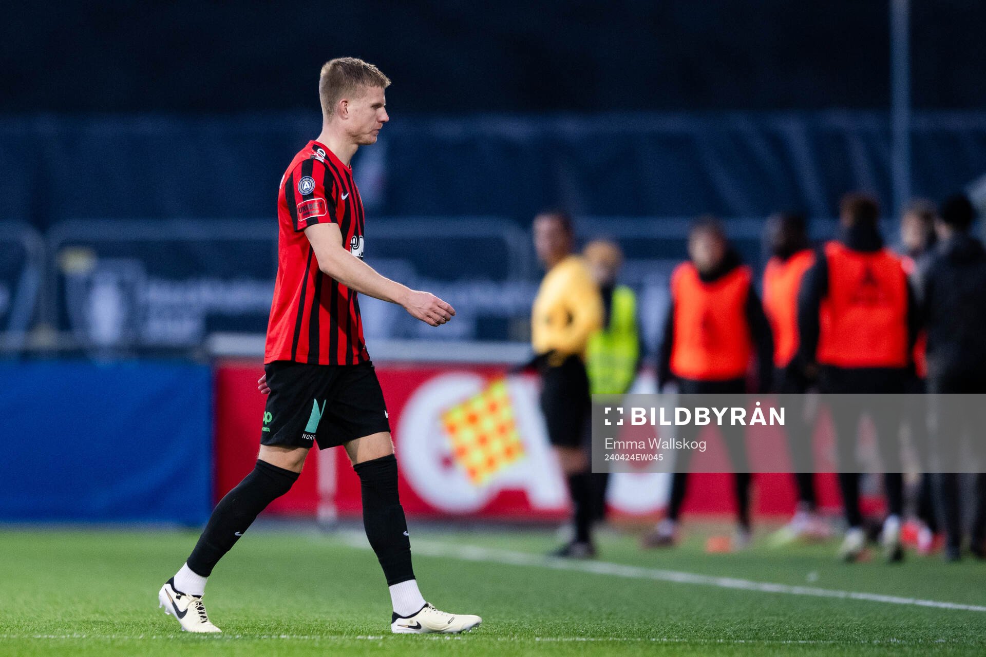 Brommapojkarnas Eric Björkander  lämnar planen