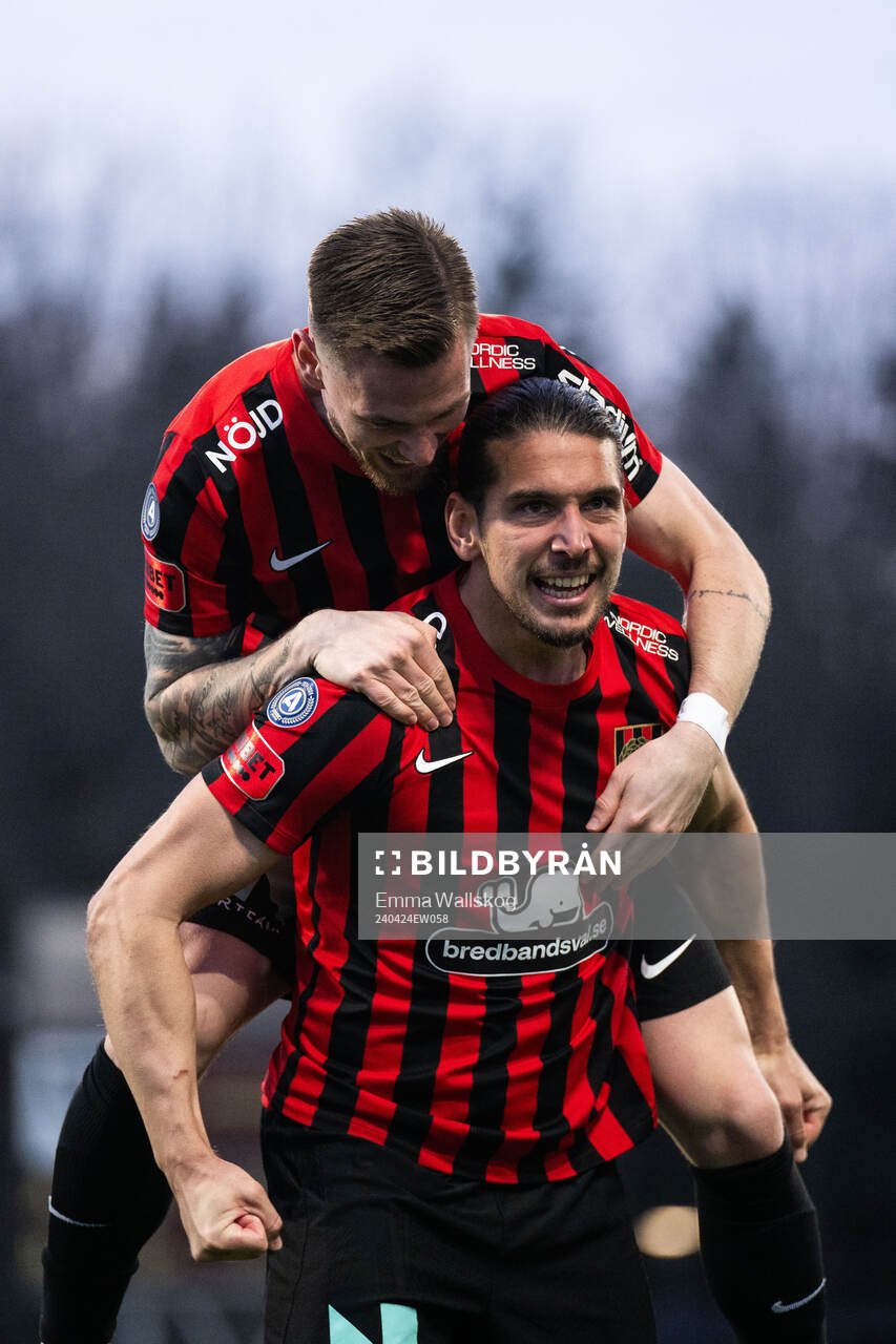 Brommapojkarnas Nikola Vasic jublar med Rasmus Örqvist efter 1-0 under fotbollsmatchen i Allsvenskan mellan Brommapojkarna och Sirius den 24 april 2024 i Stockholm.