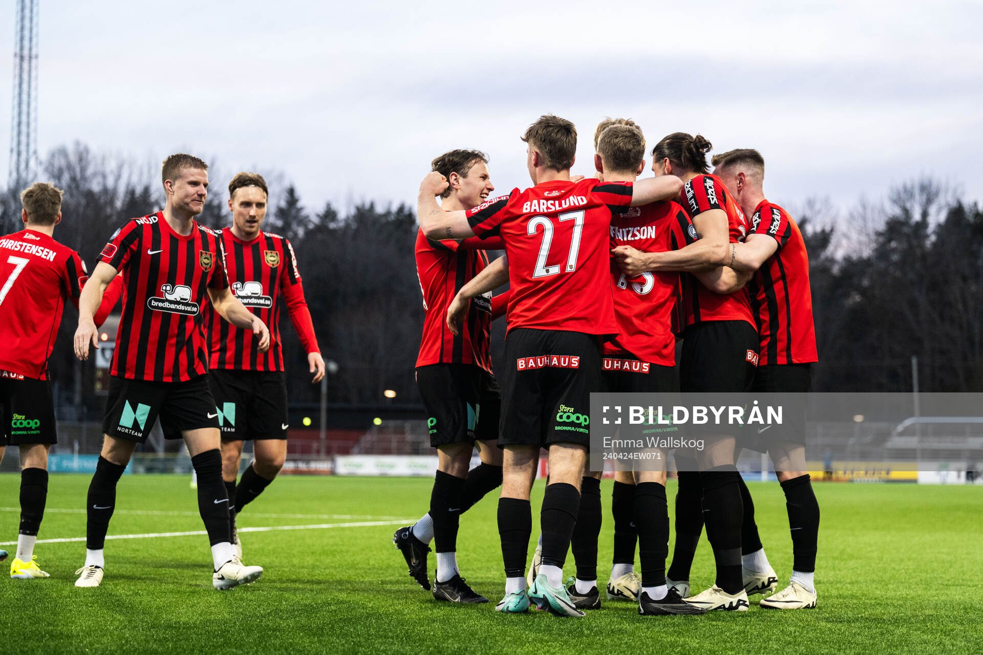 Brommapojkarnas Nikola Vasic jublar med lagkamrater