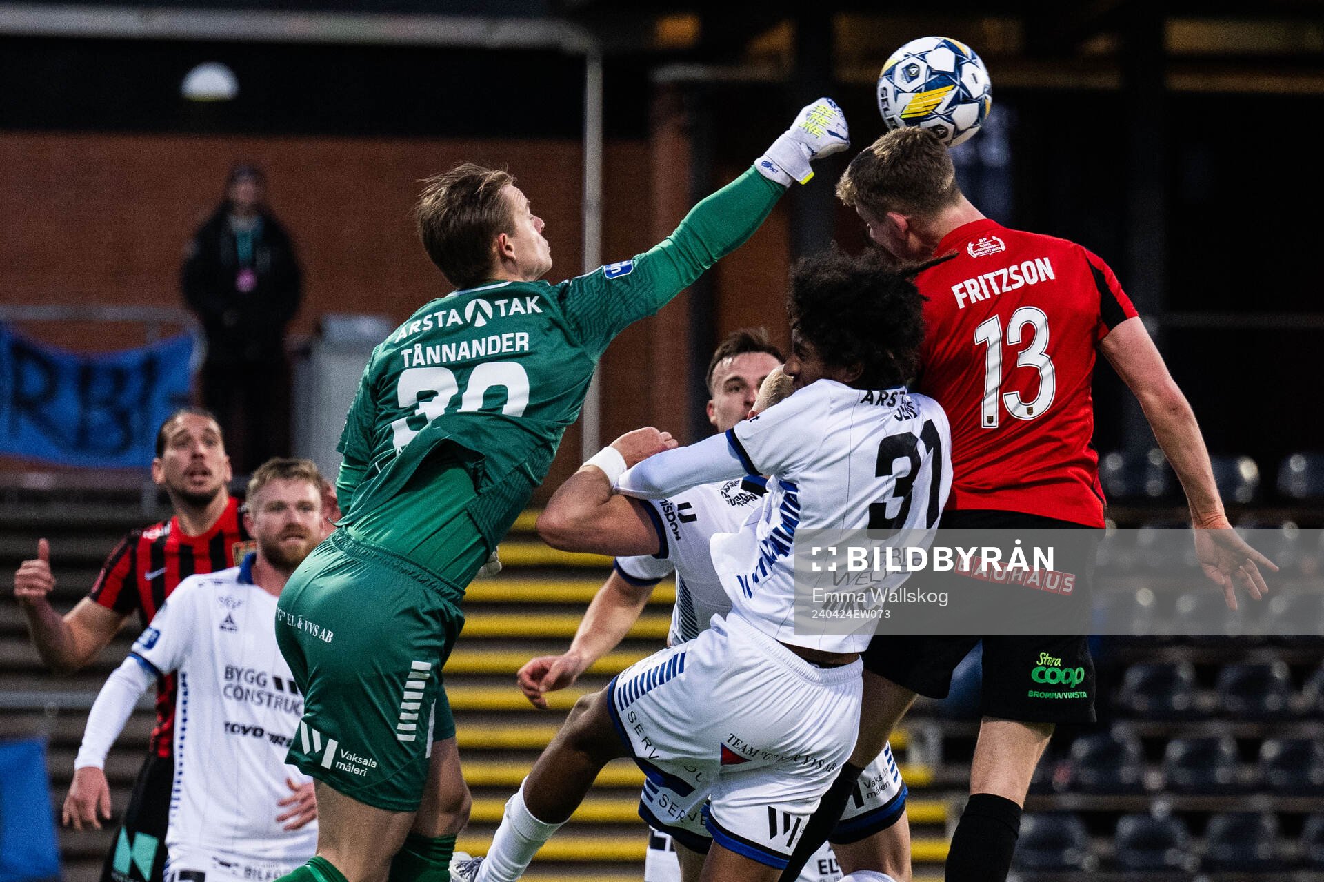 Sirius målvakt Jakob Tånnander och Malcolm Jeng mot Brommapojkarnas Ludvig Fritzson under fotbollsmatchen i Allsvenskan mellan Brommapojkarna och Sirius den 24 april 2024 i Stockholm.
