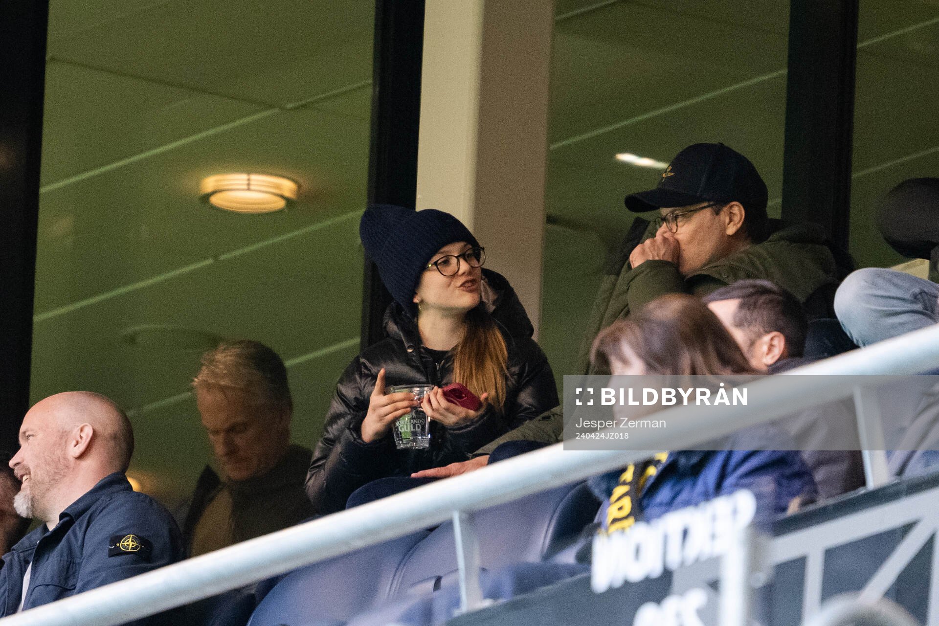 Prins Daniel och Prinsessan Estelle på läktarplats  under fotbollsmatchen i Allsvenskan mellan AIK och Värnamo den 24 april 2024 i Stockholm. 
