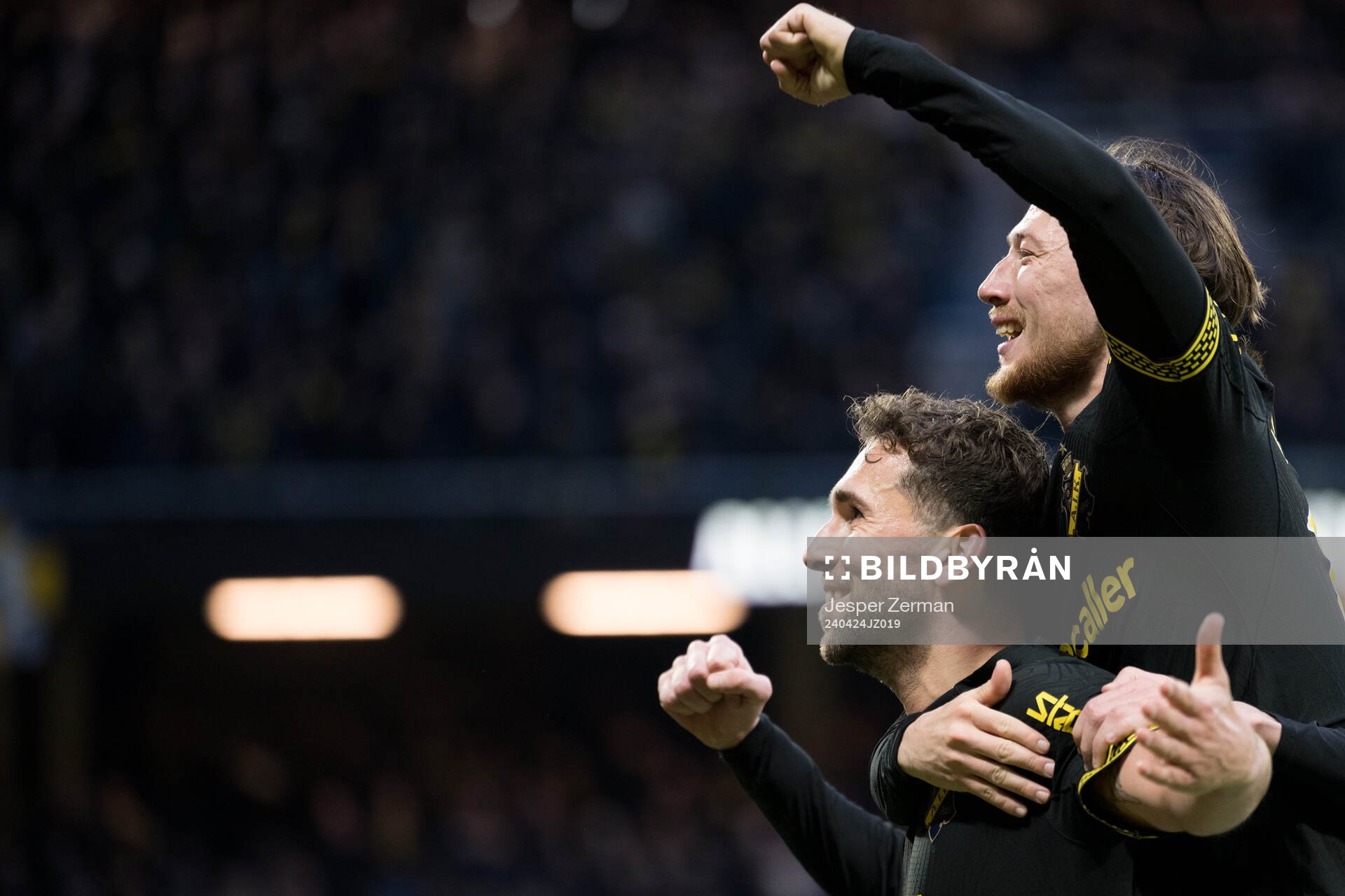 AIKs Benjamin Tiedemann Hansen och Axel Björnström jublar