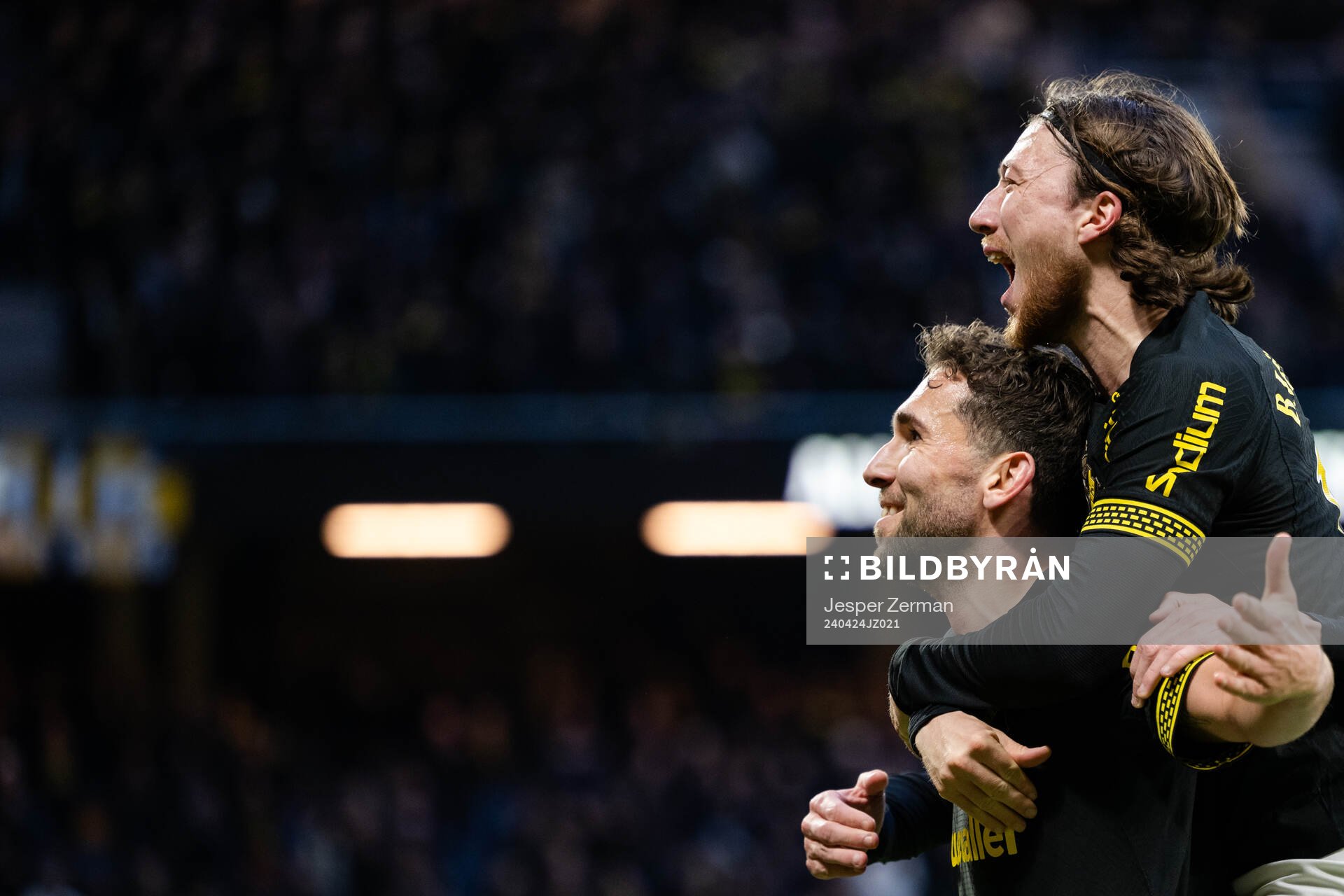 AIKs Benjamin Tiedemann Hansen och Axel Björnström jublar
