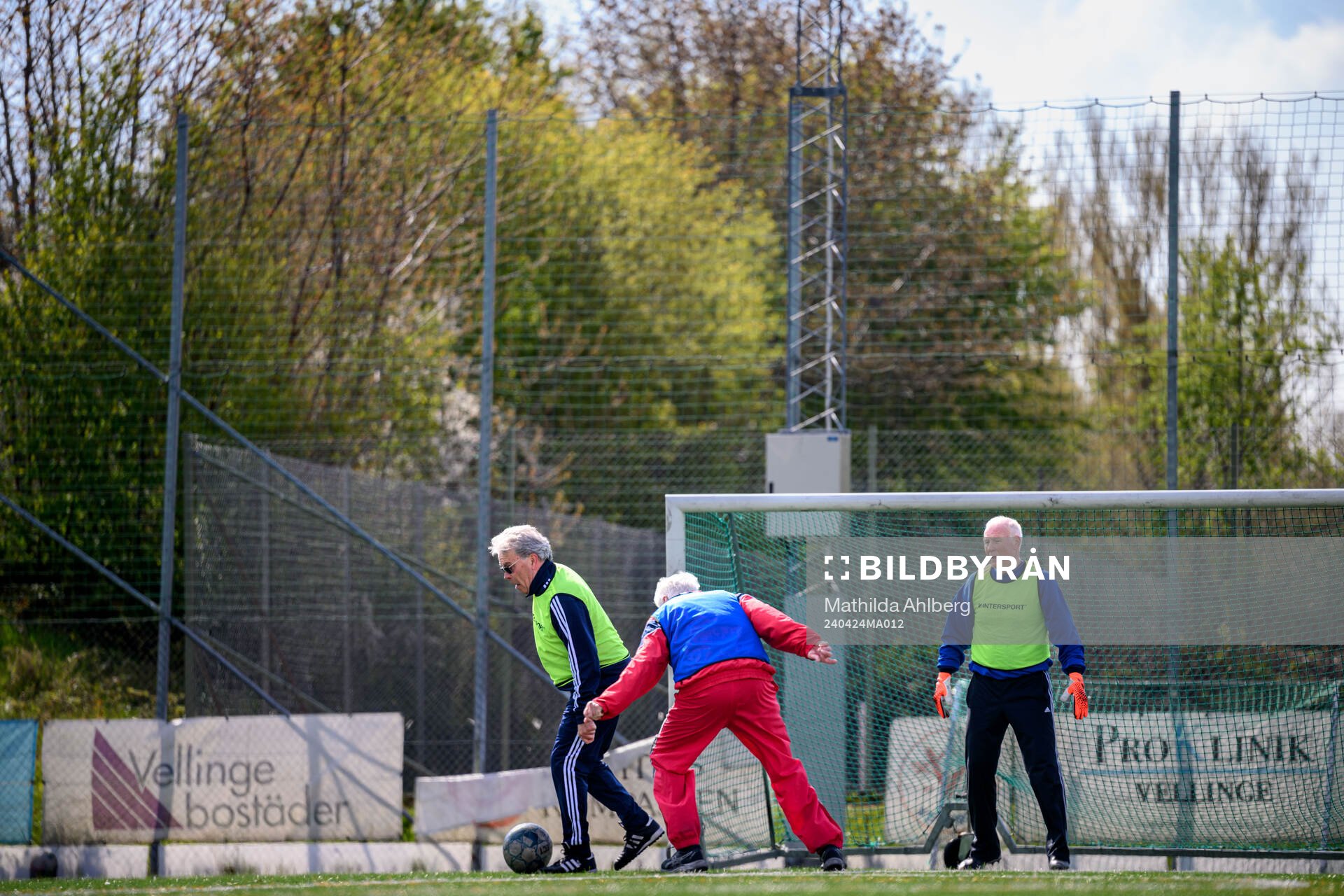 Sten Stjernquist, Kaj Andersson och Leif Larsson under en träning i gåfotboll den 24 april 2024 i Vellinge. 