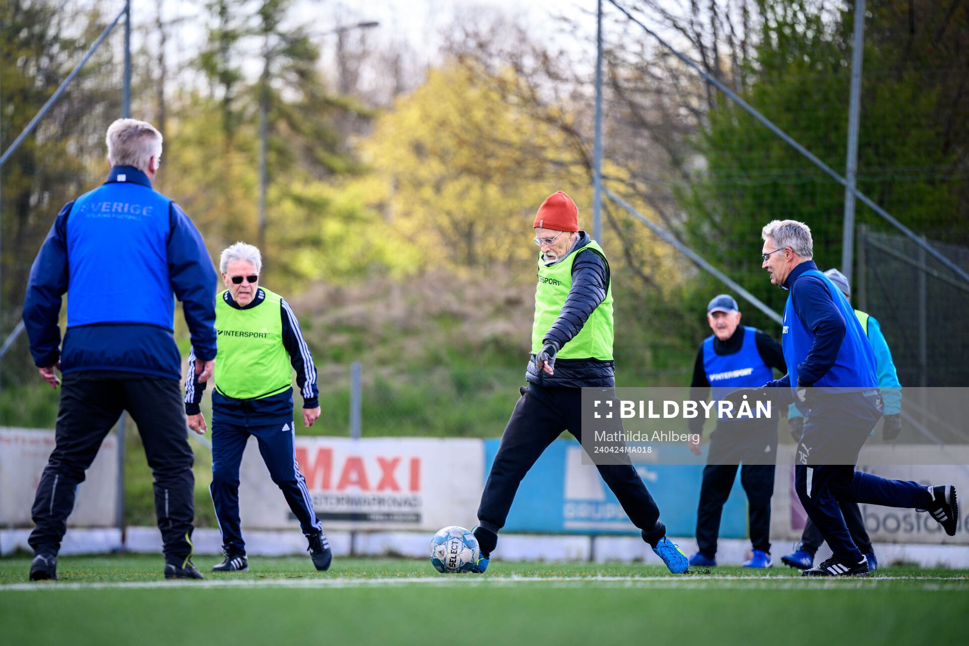 Torbjörn Svensson med bollen under en träning i gåfotboll den 24 april 2024 i Vellinge. 