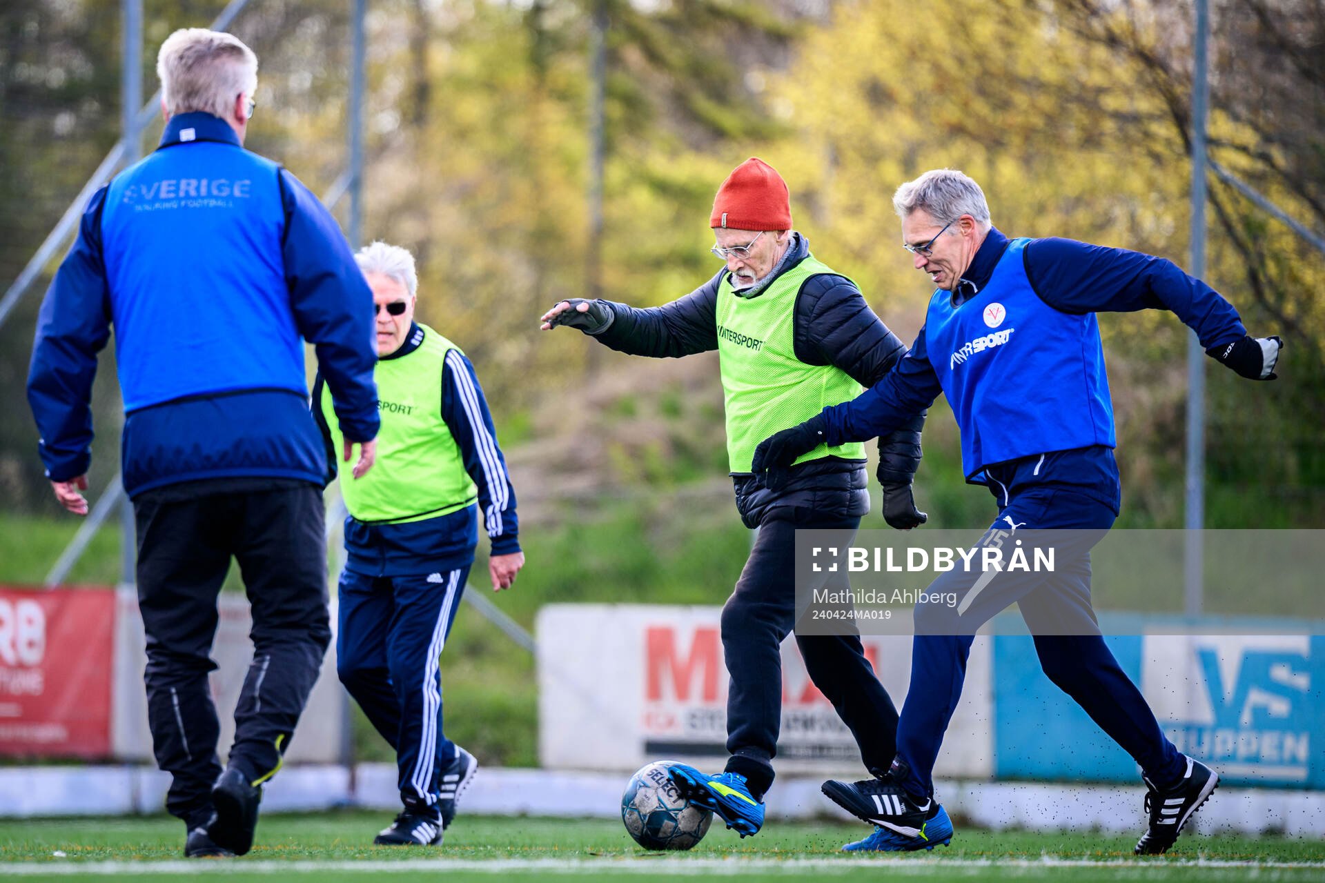 Torbjörn Svensson och Torsten Dahlin under en träning i gåfotboll den 24 april 2024 i Vellinge. 