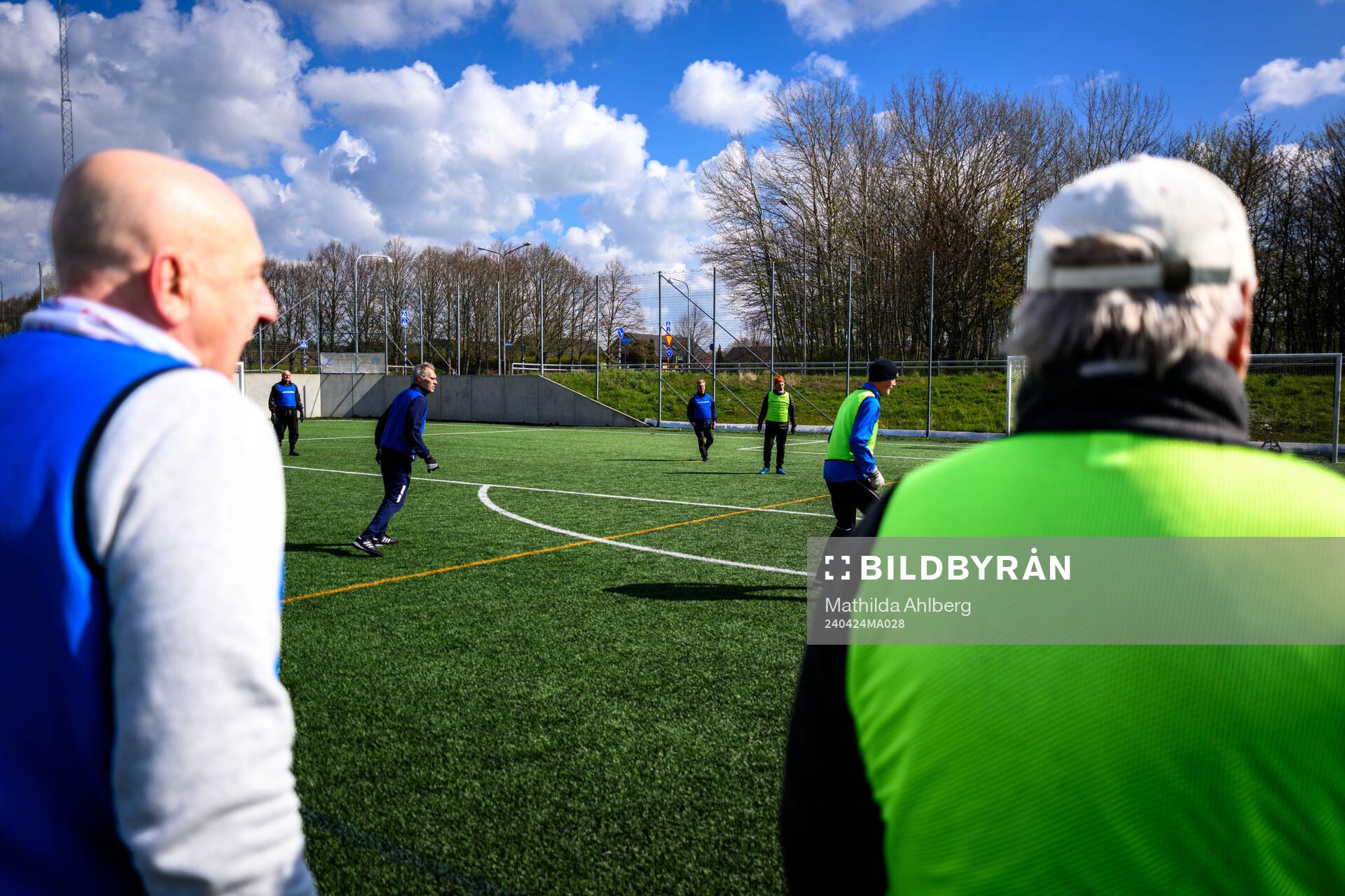 Deltagare under en träning i gåfotboll den 24 april 2024 i Vellinge. 