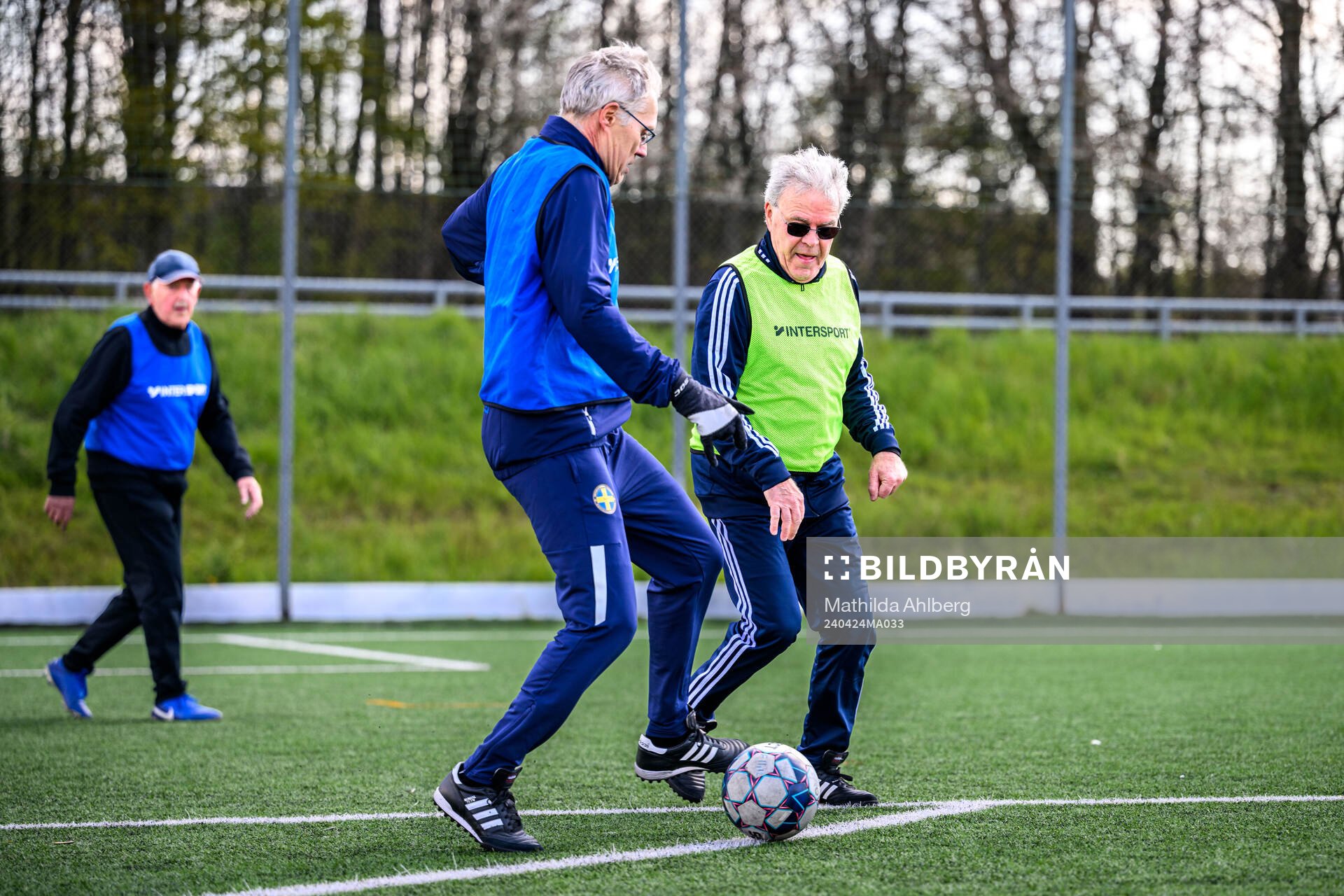 Torsten Dahlin och Sten Stjernquist under en träning i gåfotboll den 24 april 2024 i Vellinge. 