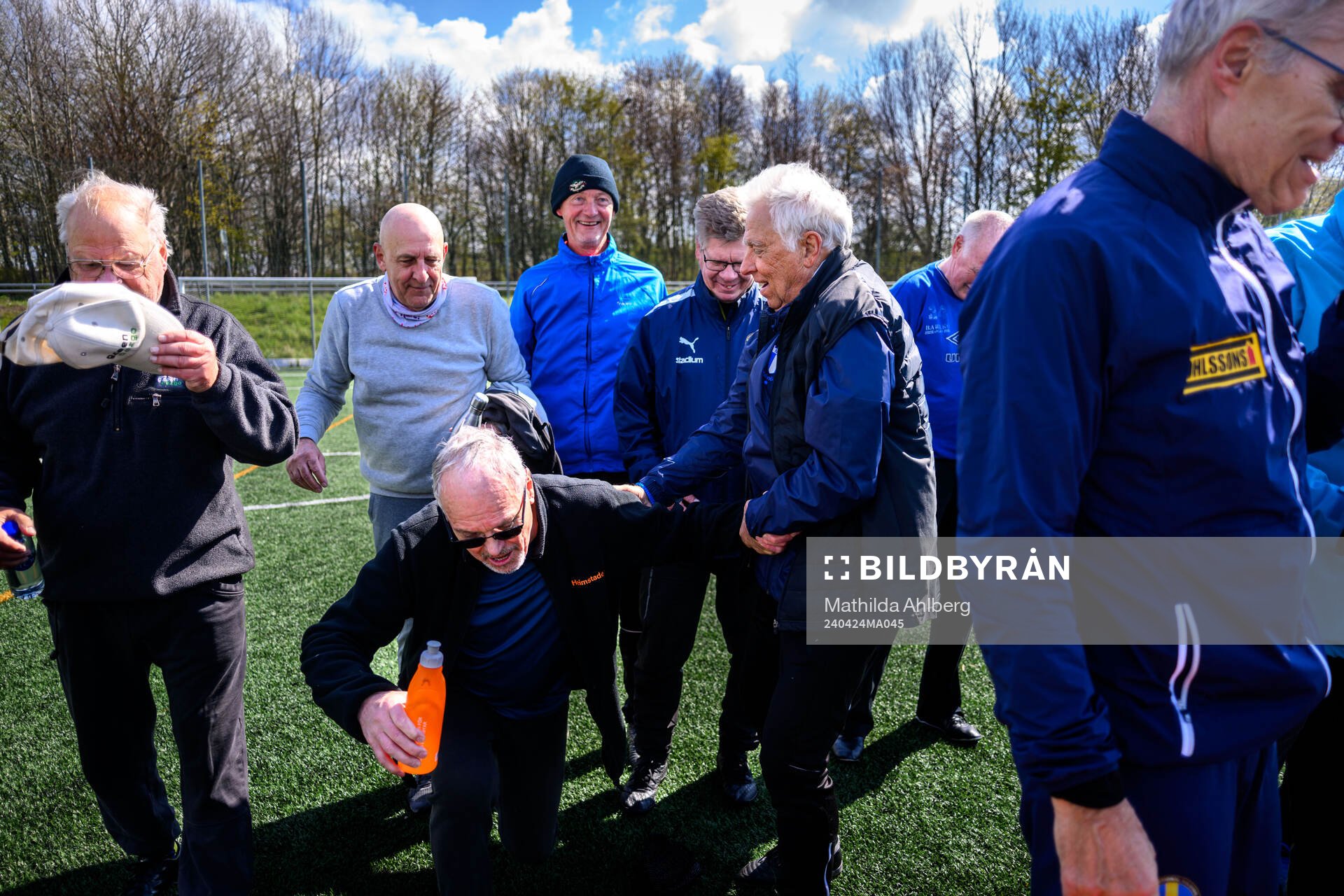 Börje Hesselbom får hjälp av Tommy Hansson upp från
