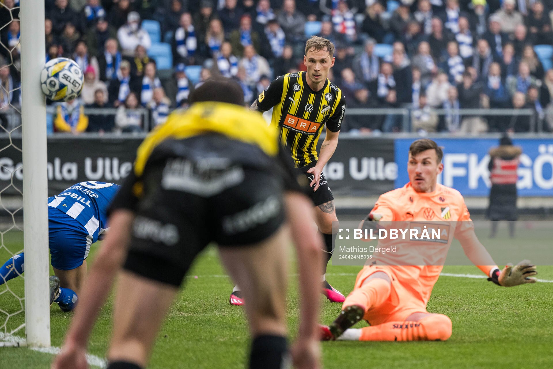 Häckens Marius Lode och målvakt Andreas Linde  försvar under fotbollsmatchen i Allsvenskan mellan IFK Göteborg och Häcken den 24 april 2024 i Göteborg. 
