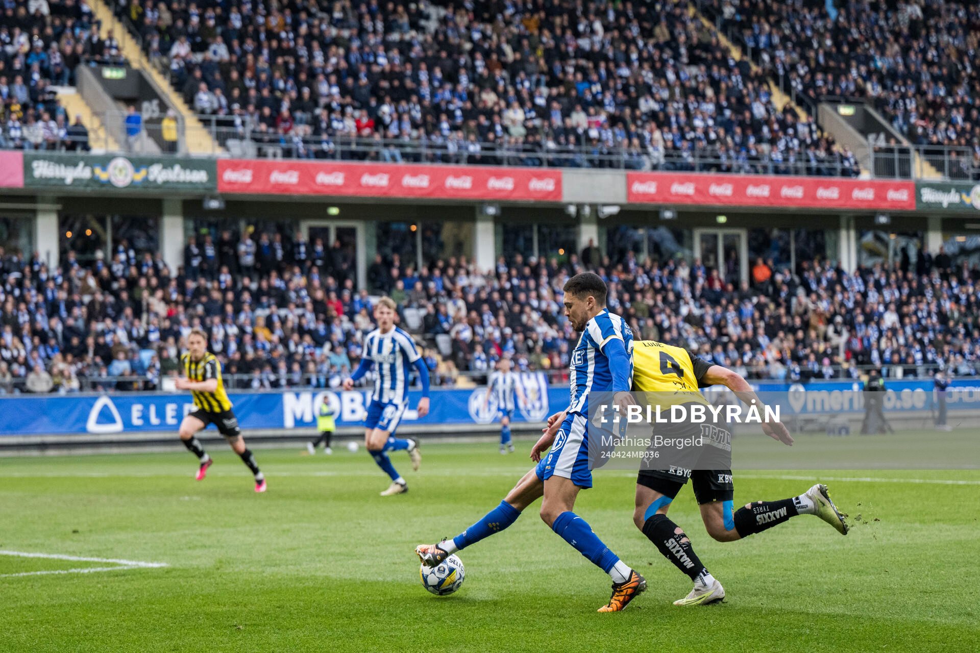 IFK Göteborgs Thomas Santos och Häckens Marius Lode under fotbollsmatchen i Allsvenskan mellan IFK Göteborg och Häcken den 24 april 2024 i Göteborg. 