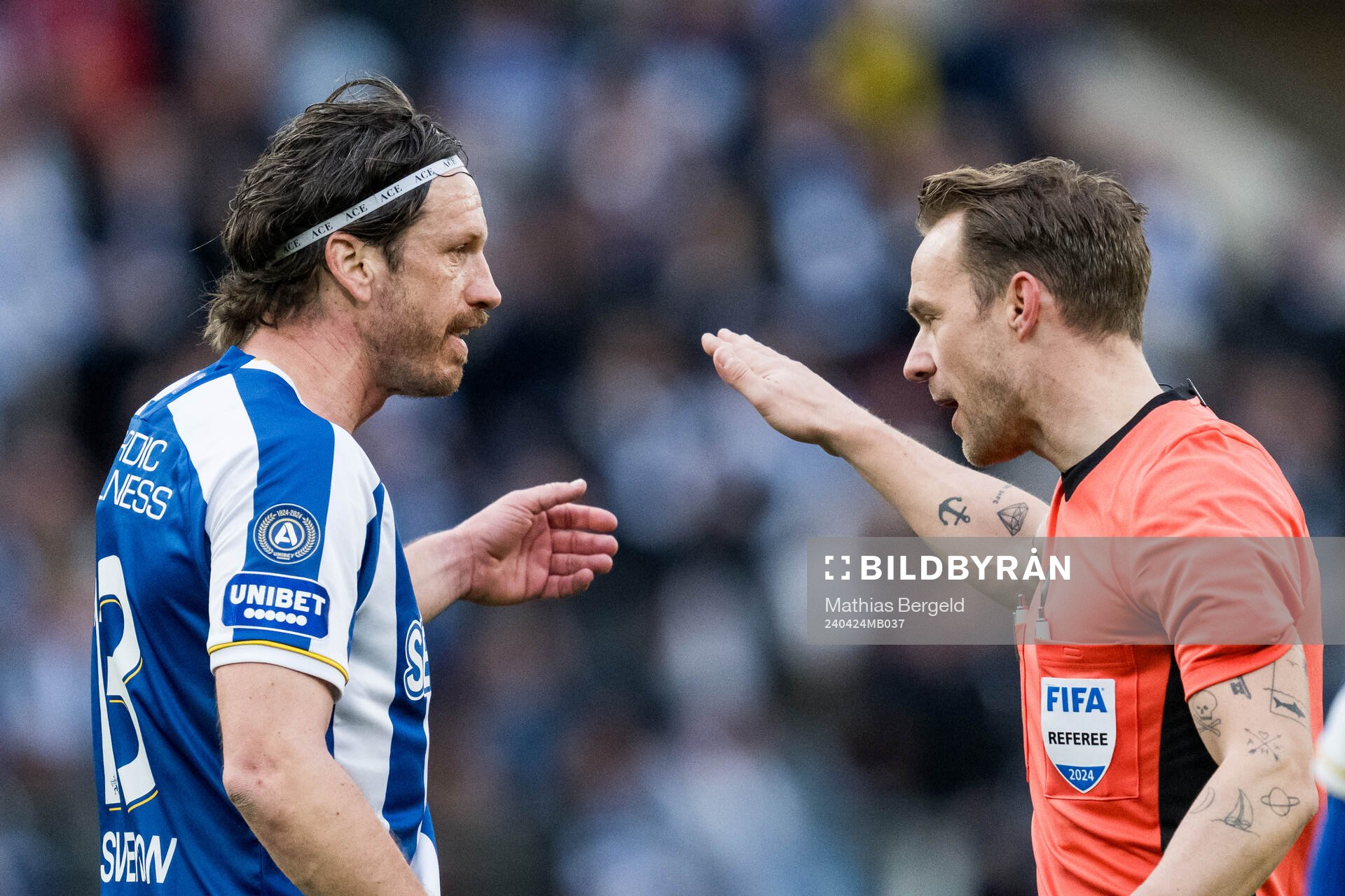 IFK Göteborgs Gustav Svensson och Domare Kristoffer