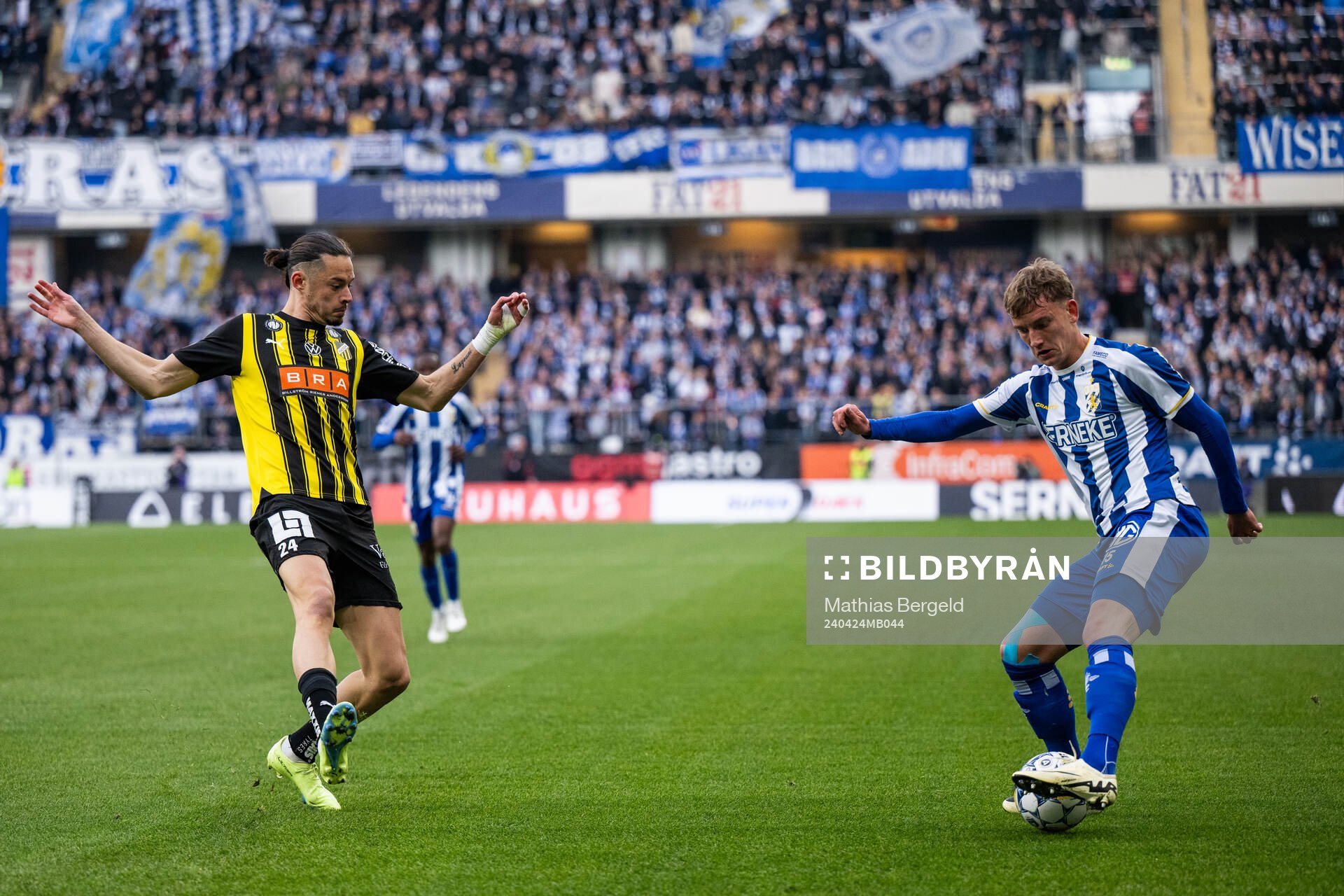 Häckens Amor Layouni and IFK Göteborgs Sebastian Hausner