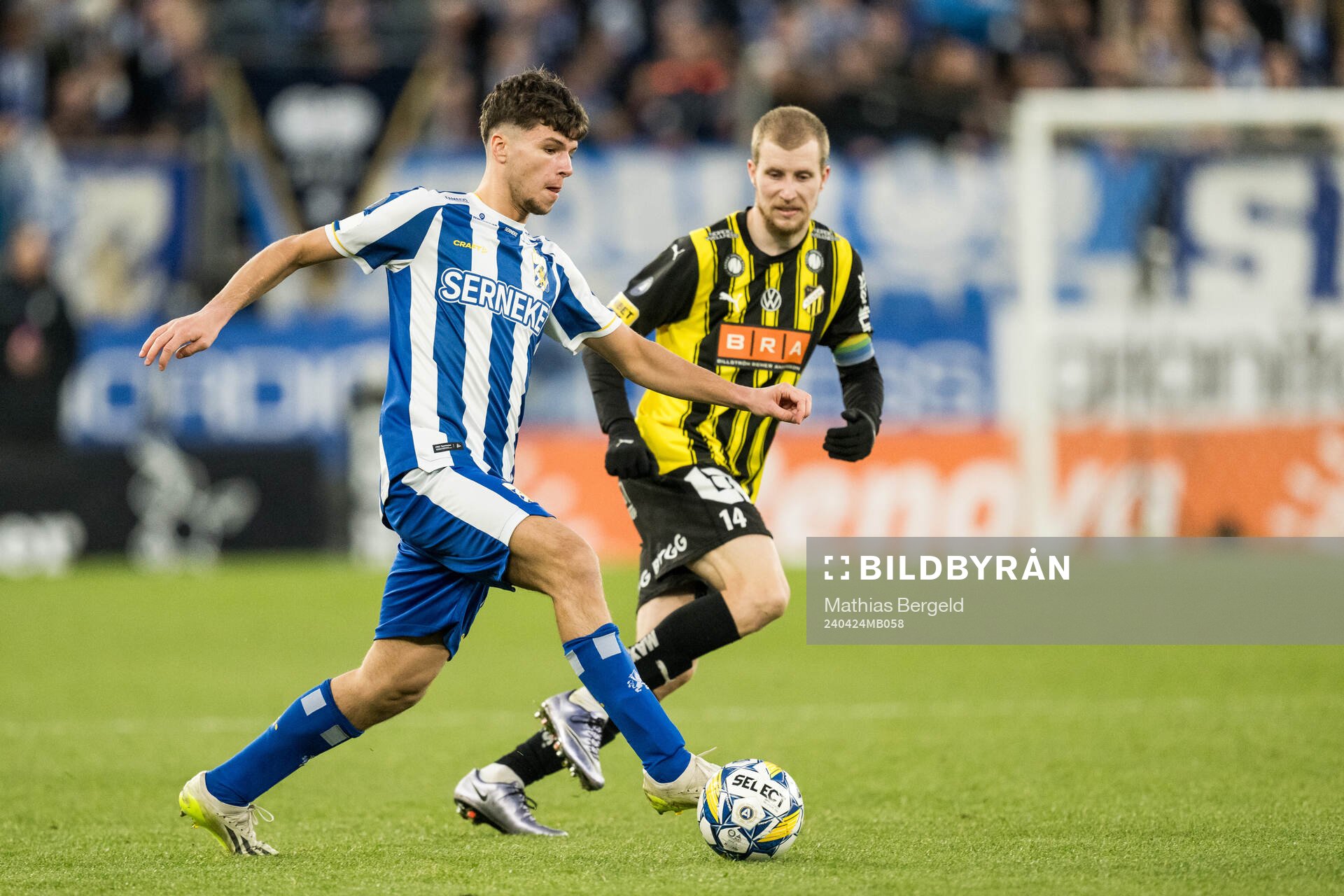 IFK Göteborgs Lion Beqiri och Häckens Simon Gustafson under fotbollsmatchen i Allsvenskan mellan IFK Göteborg och Häcken den 24 april 2024 i Göteborg.