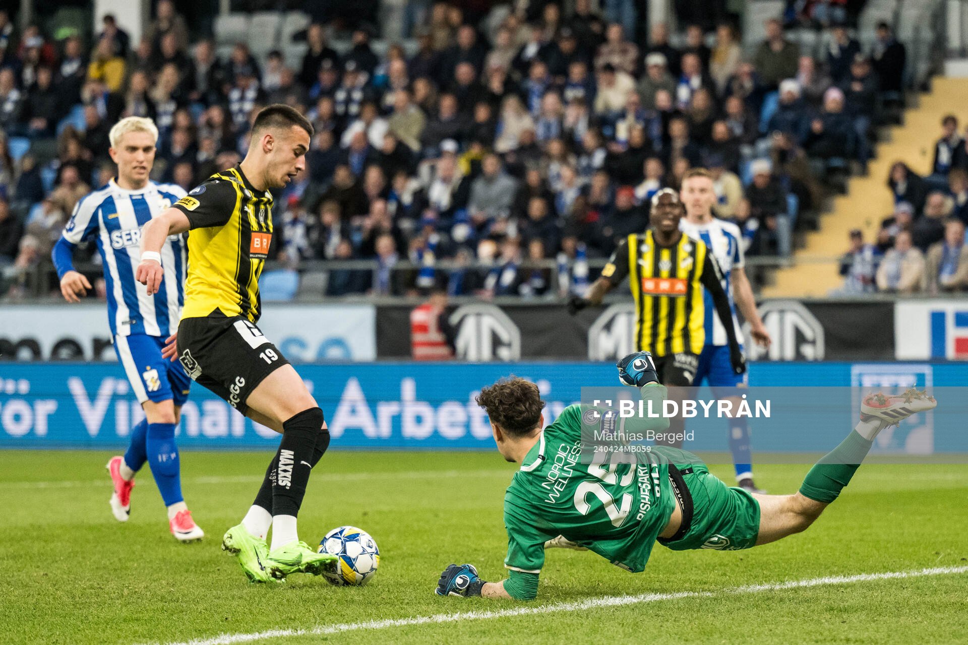 Häckens Srdjan Hrstic och IFK Göteborgs målvakt Elis
