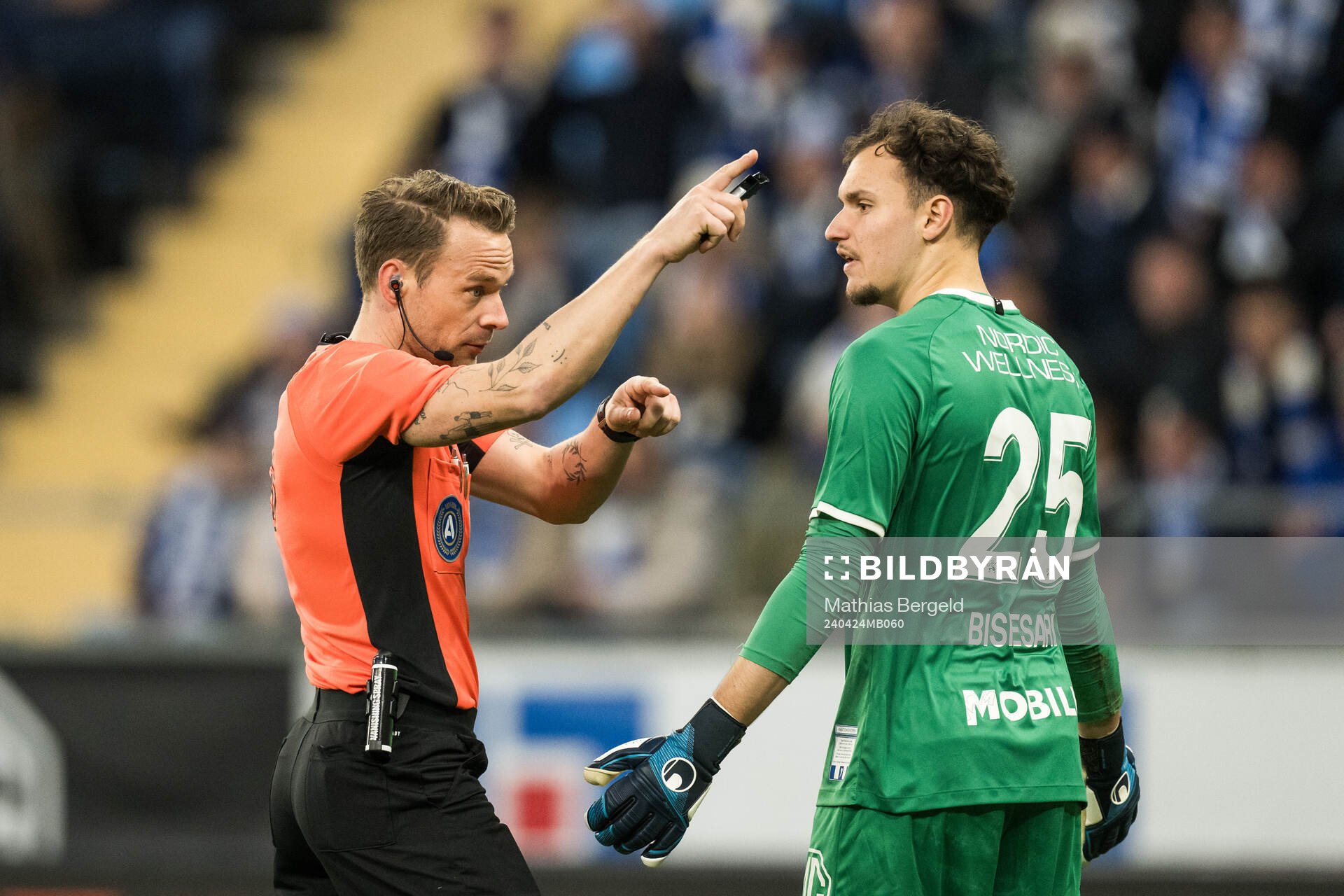 Domare Kristoffer Karlsson och IFK Göteborgs målvakt Elis