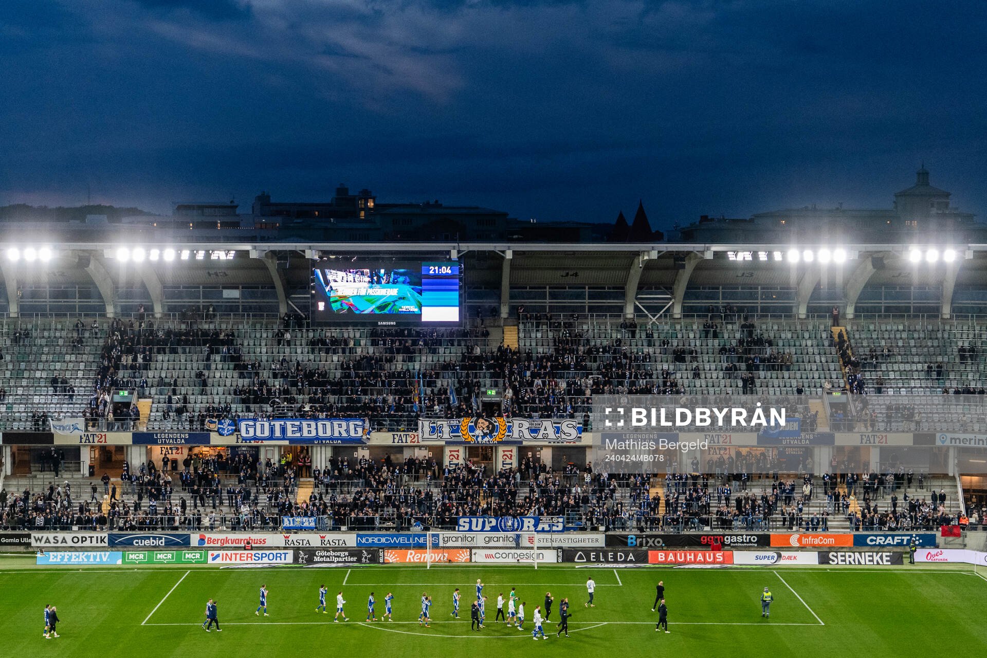 IFK Göteborgs spelare tackar supportrarna