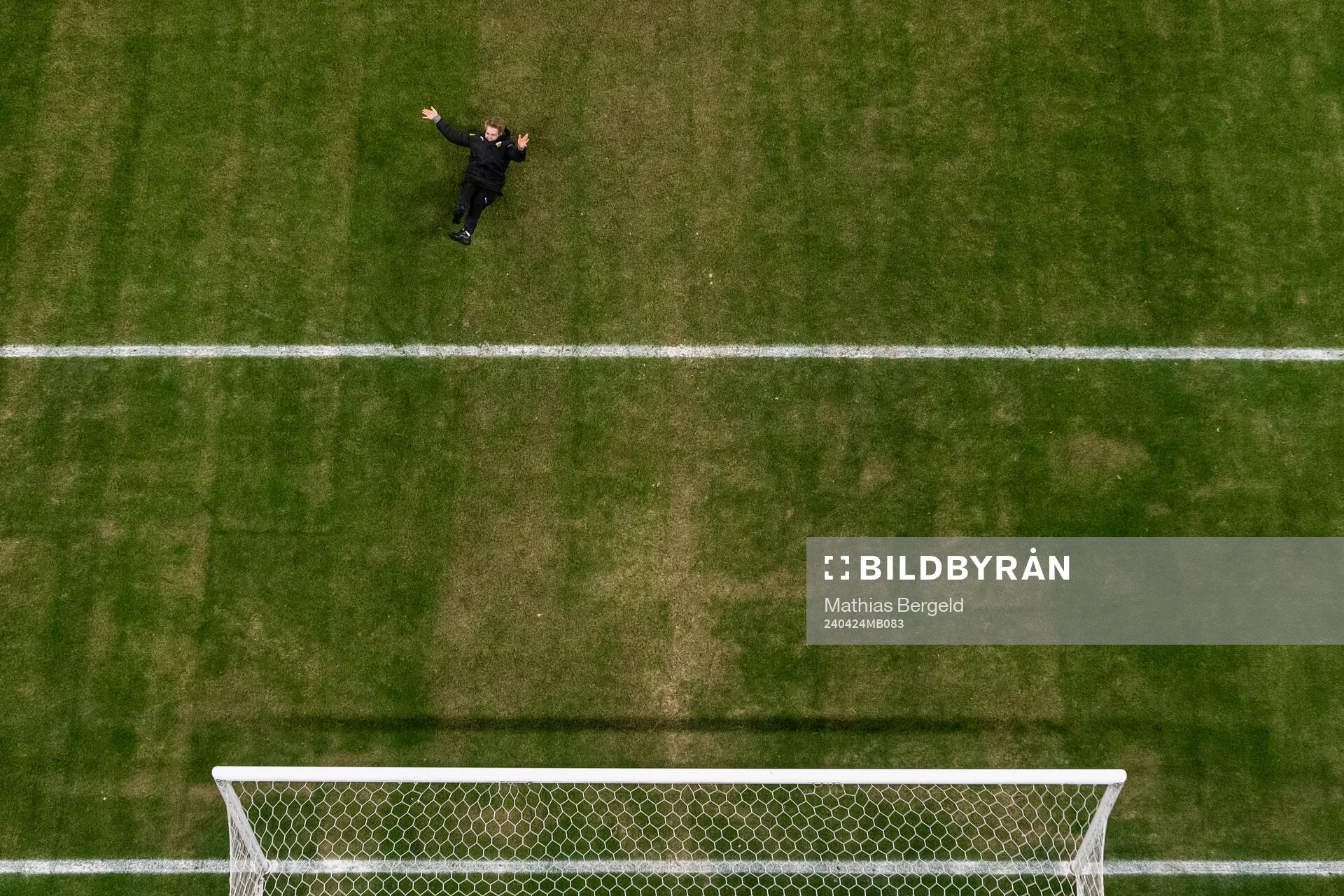 Häckens materialförvaltare Petrus Karholm jublar efter fotbollsmatchen i Allsvenskan mellan IFK Göteborg och Häcken den 24 april 2024 i Göteborg.
