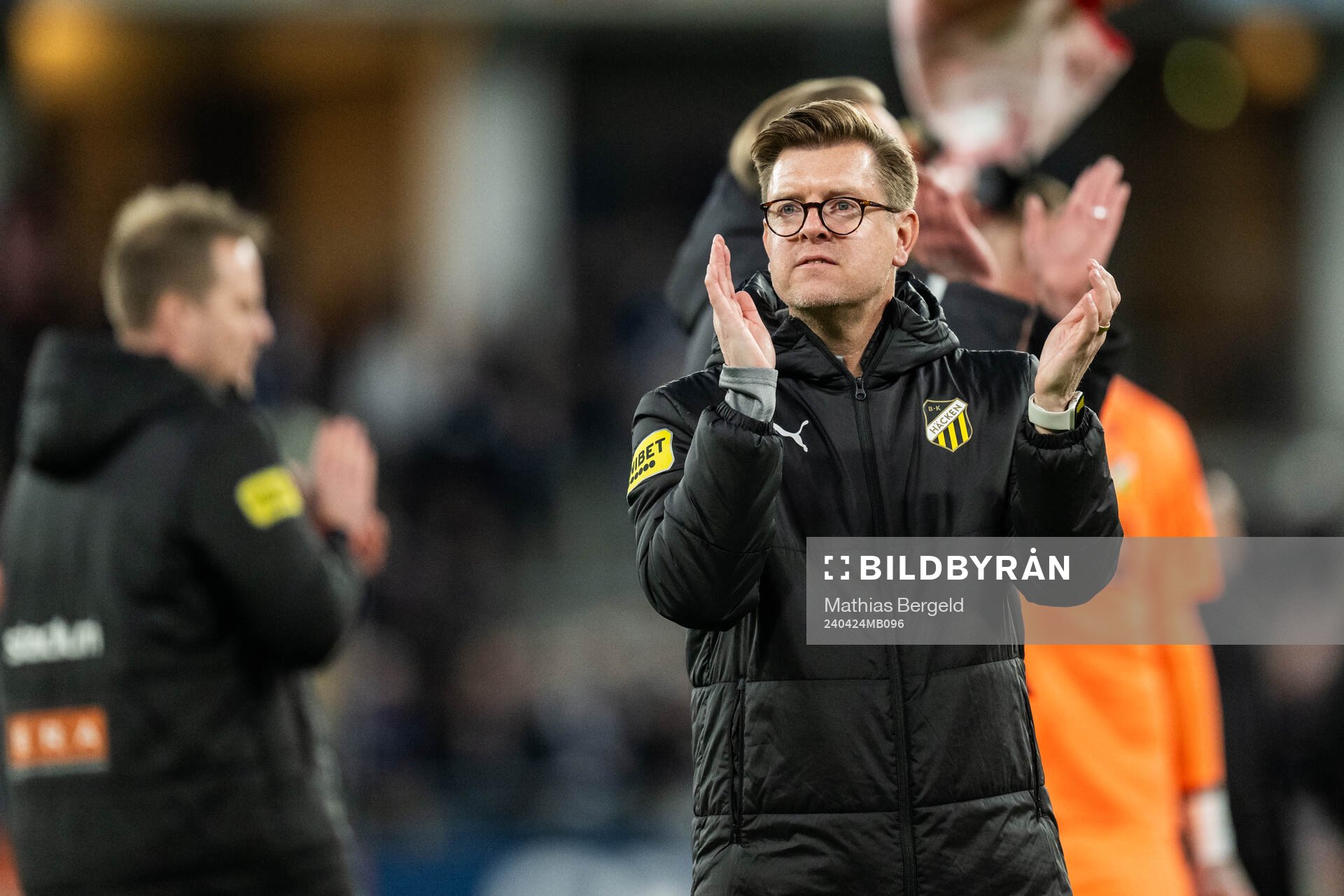Häckens assisterande tränare Jesper Ljung jublar