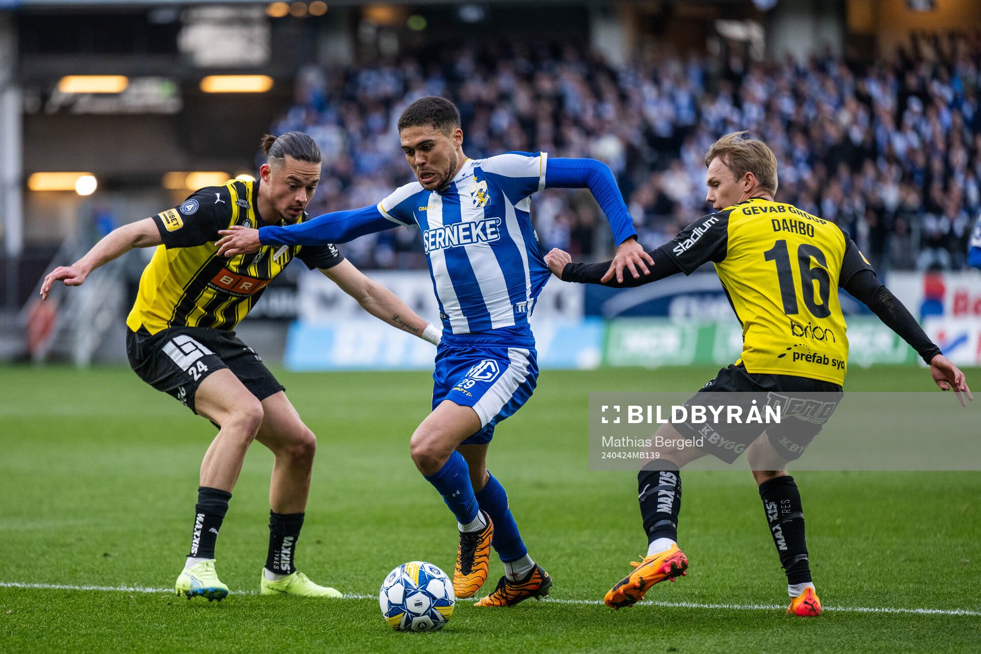 Häckens Amor Layouni och Pontus Dahbo i kamp om bollen med