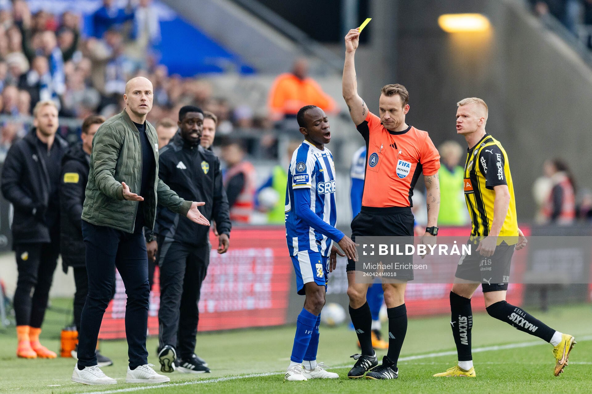 IFK Göteborgs Malick Junior Yalcouye får en varning