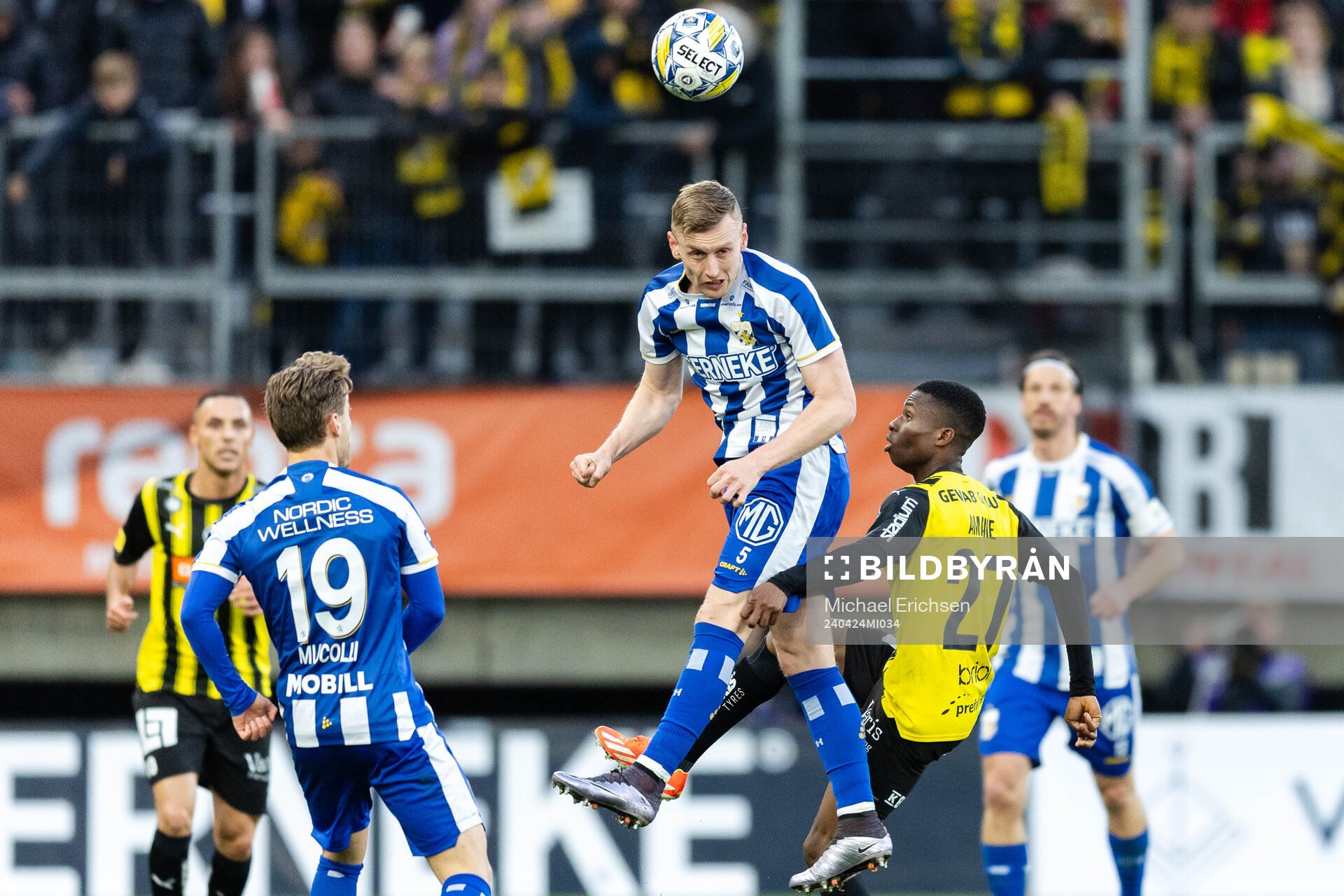IFK Göteborgs Sebastian Ohlsson och Häckens Akoua Romeo