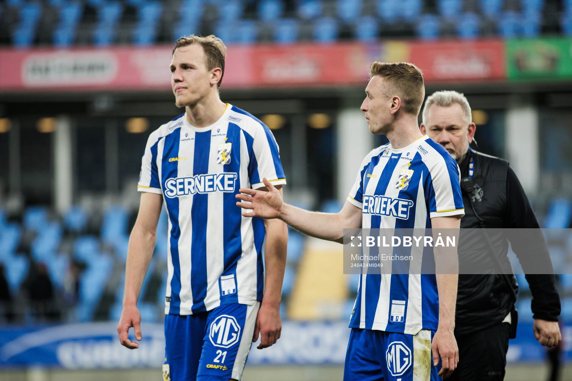IFK Göteborgs Adam Carlén och Sebastian Ohlsson deppar